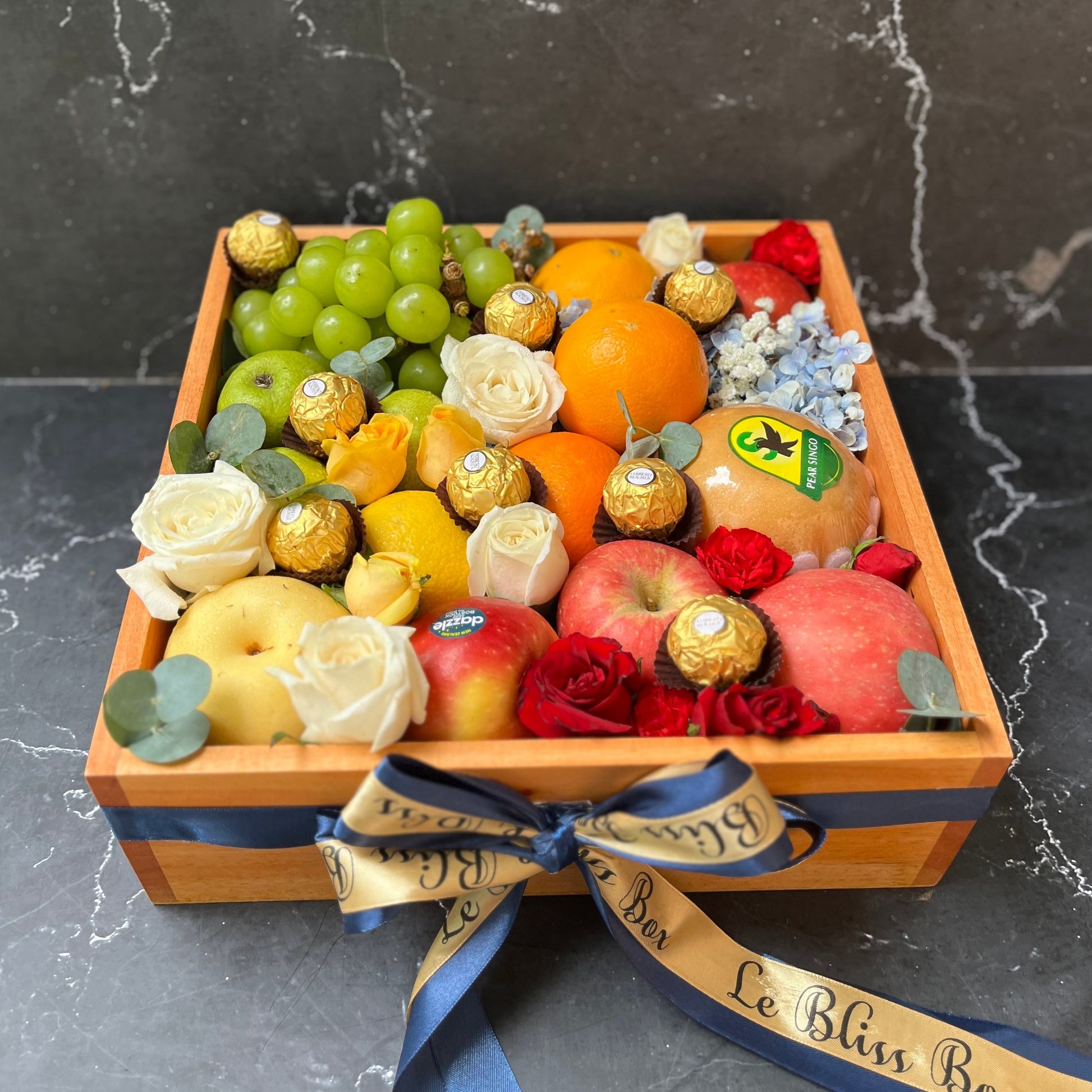 Parcel buah dan cokelat ferrero untuk Cirebon, Gresik, Sidoarjo – Le Bliss Bouquet Surabaya, fruit hamper with chocolate. Florist Surabaya, toko bunga surabaya