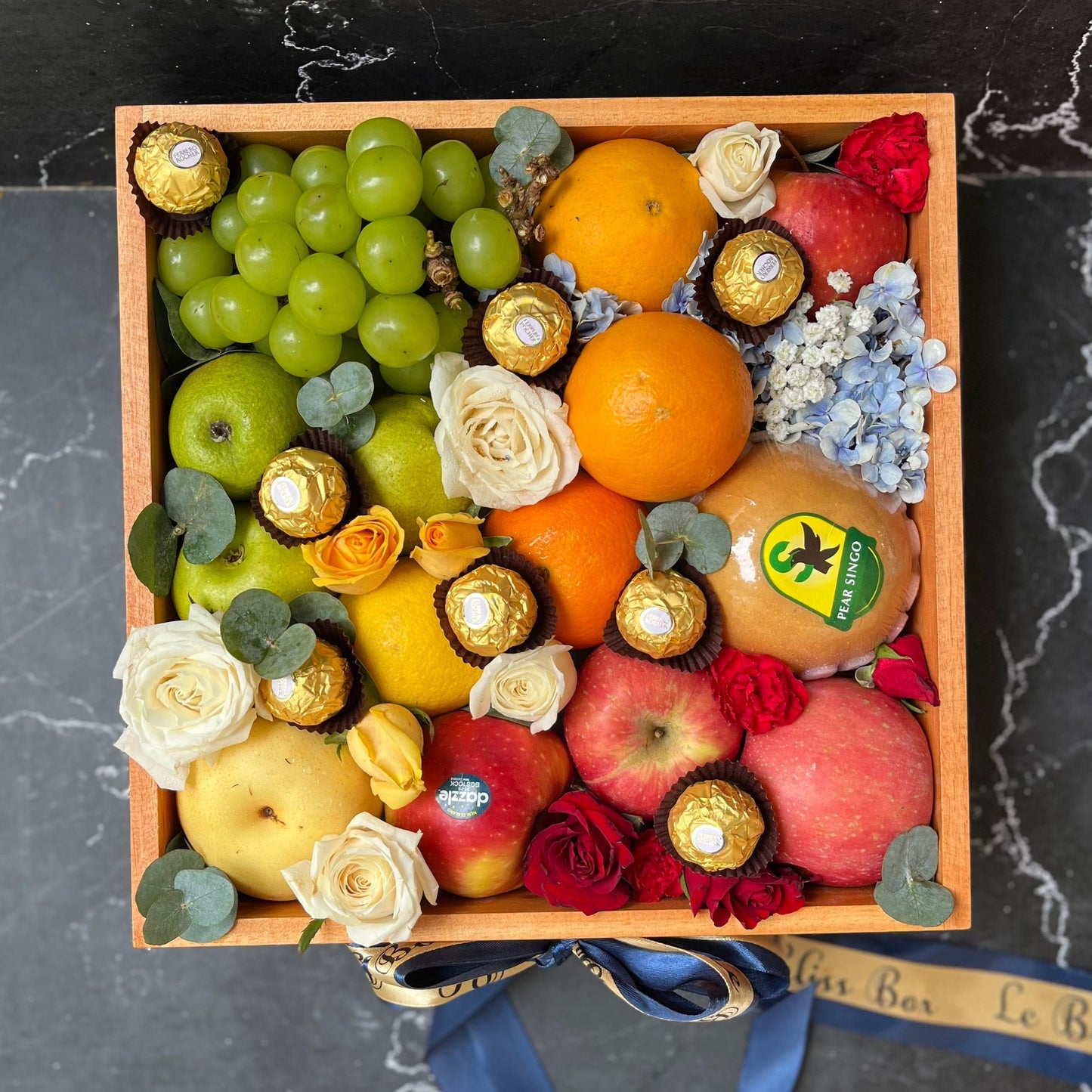 Parcel buah dan cokelat ferrero untuk Cirebon, Gresik, Sidoarjo, Surabaya– Le Bliss Bouquet Surabaya, fruit hamper with chocolate