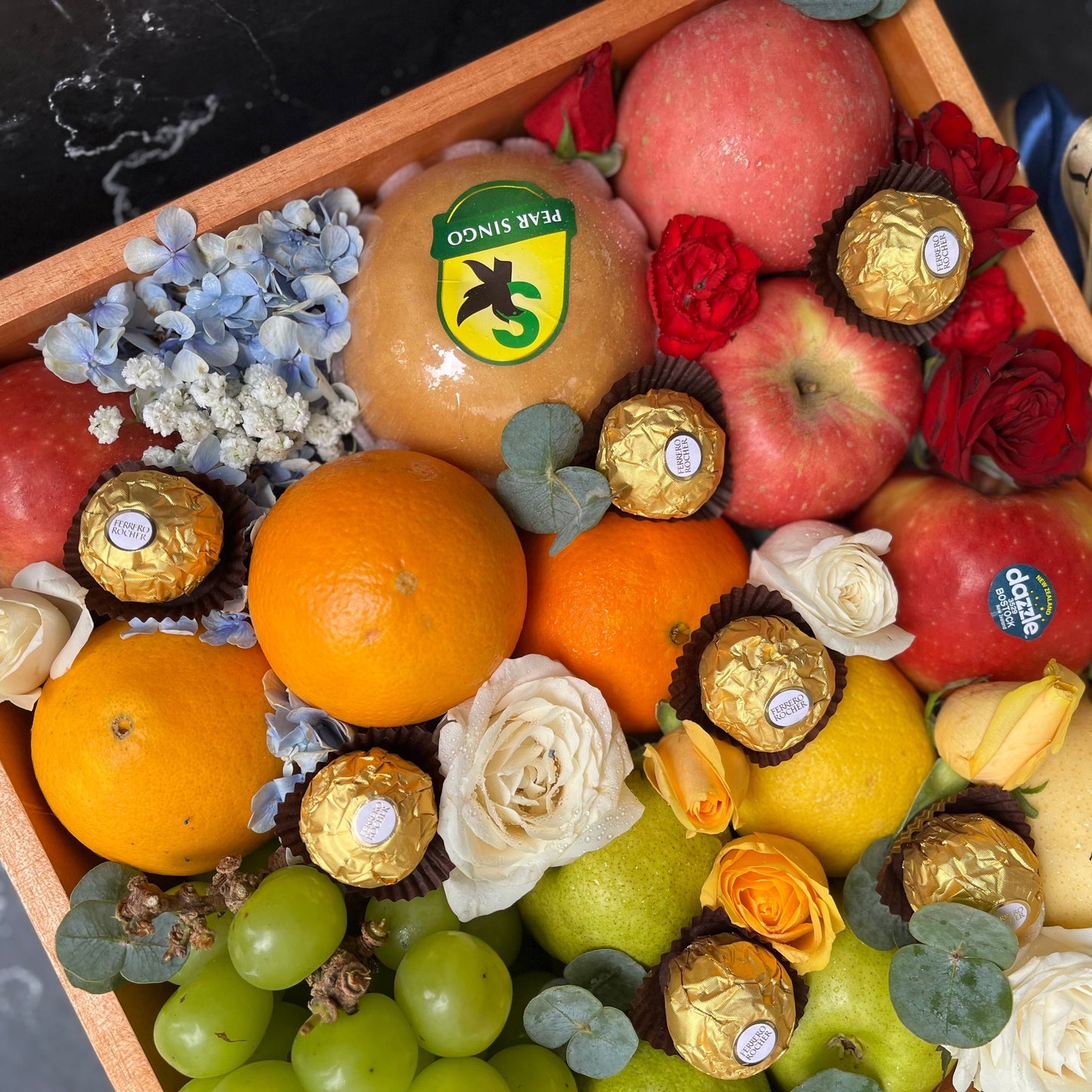 fruit with fresh flowers and chocolate Ferrero by le bliss box jakarta surabaya tangerang