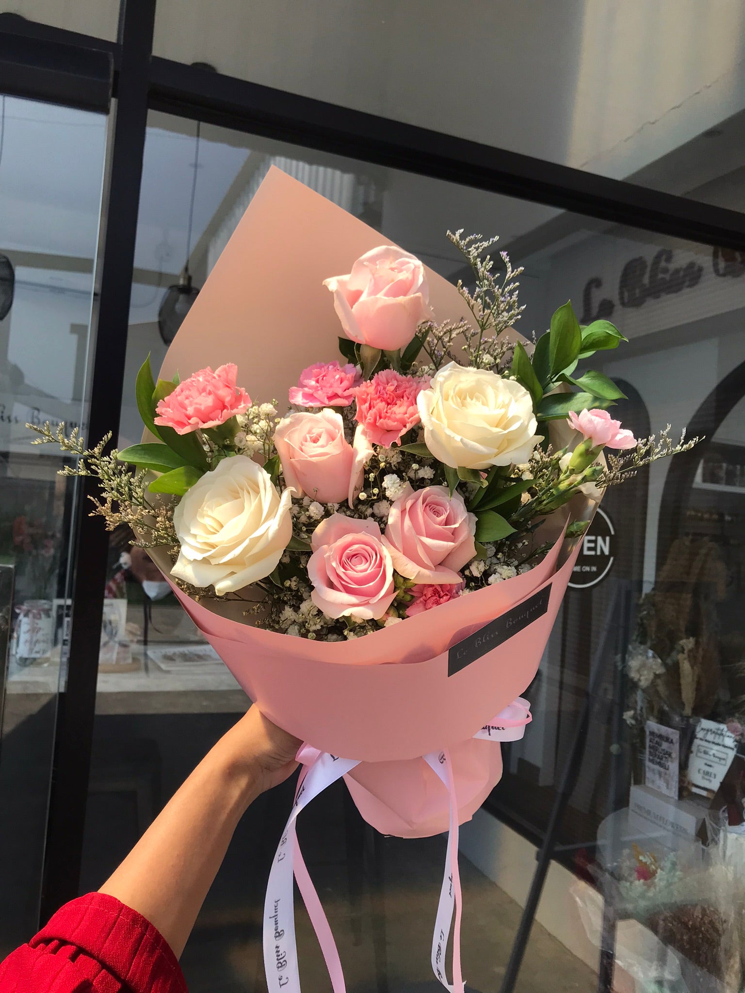 le bliss bouquet sweet pink cone surabaya florist. florist jakarta with fresh flowers roses in pink and white
