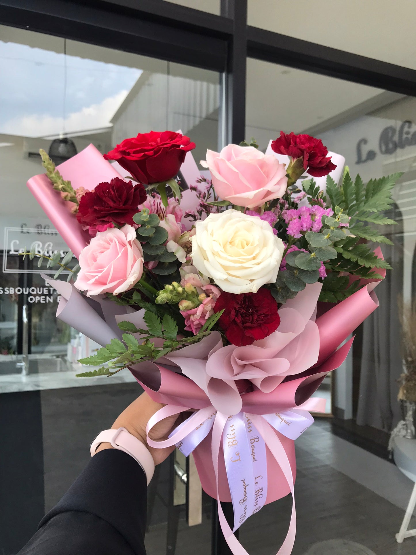 buket bunga surabaya dari le Bliss bouquet, dengan mawar dan carnation toko bunga surabaya