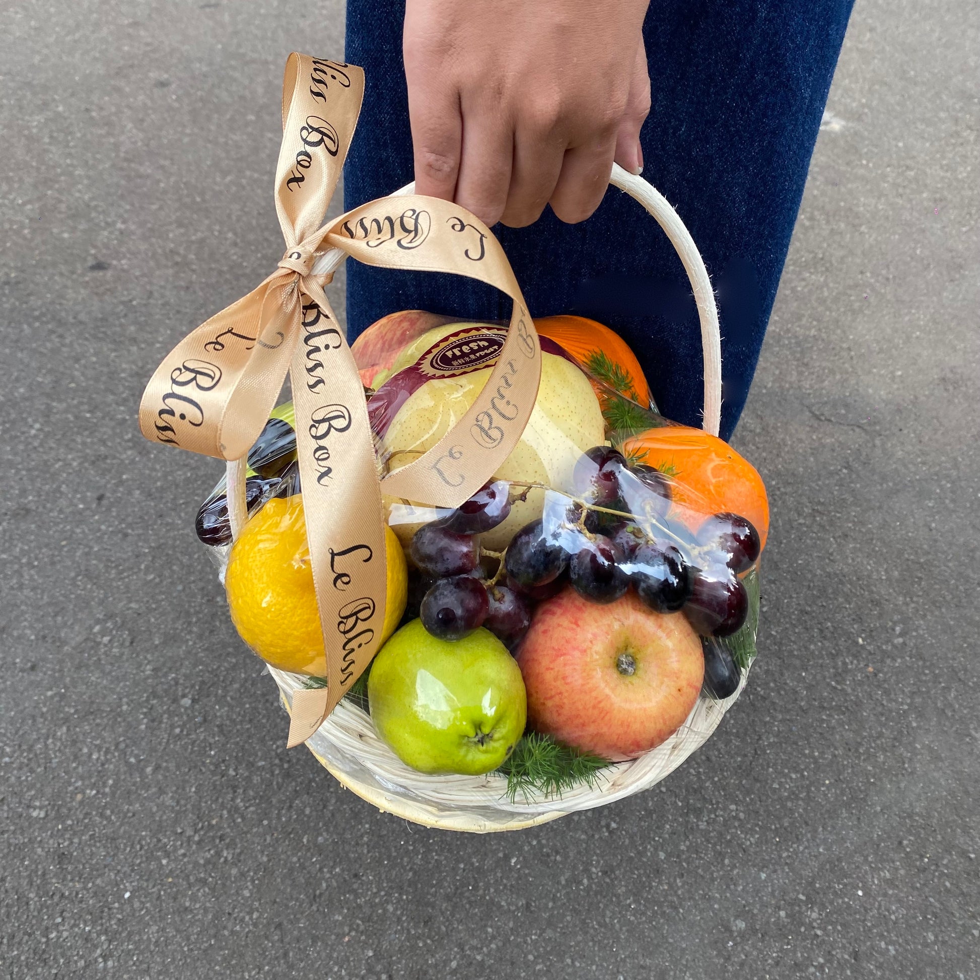 Keranjang parcel buah eksklusif dengan pilihan buah segar.