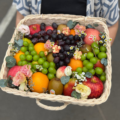 Kotak buah anyaman rotan dengan hiasan bunga segar dari Le Bliss Bouquet, pilihan hadiah elegan dan sehat untuk berbagai acara. Parcel Buah Jakarta - Fruit Hamper Bintaro dan Jakarta | Toko Parcel Buah Mewah by Le Bliss Box