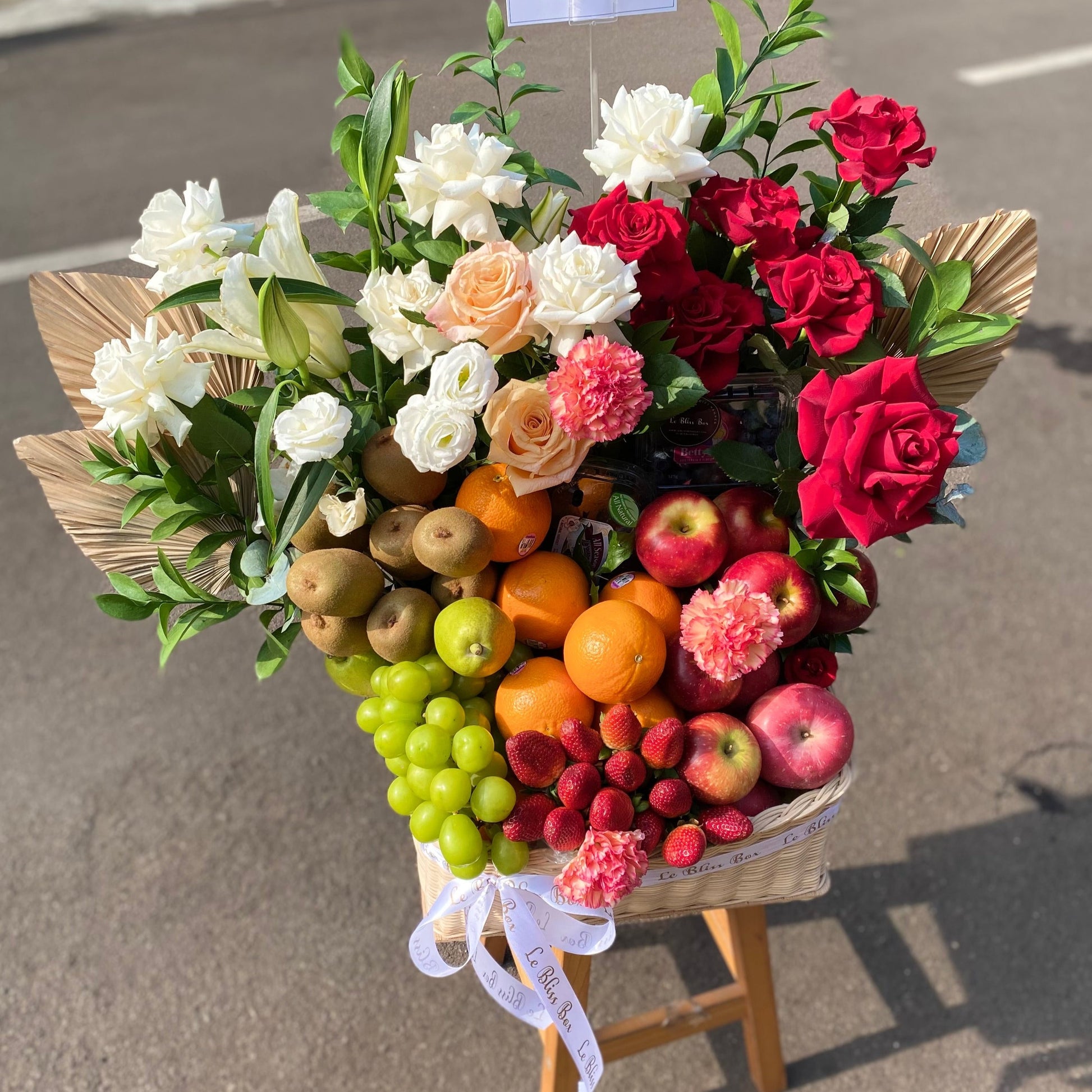 Kotak hadiah Xtra Grand dari Le Bliss berisi berbagai buah segar pilihan, cocok untuk memberikan kesan istimewa di Jakarta. parcel buah jakarta