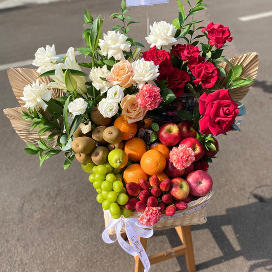 Kotak hadiah Xtra Grand dari Le Bliss berisi berbagai buah segar pilihan, cocok untuk memberikan kesan istimewa di Jakarta. parcel buah jakarta