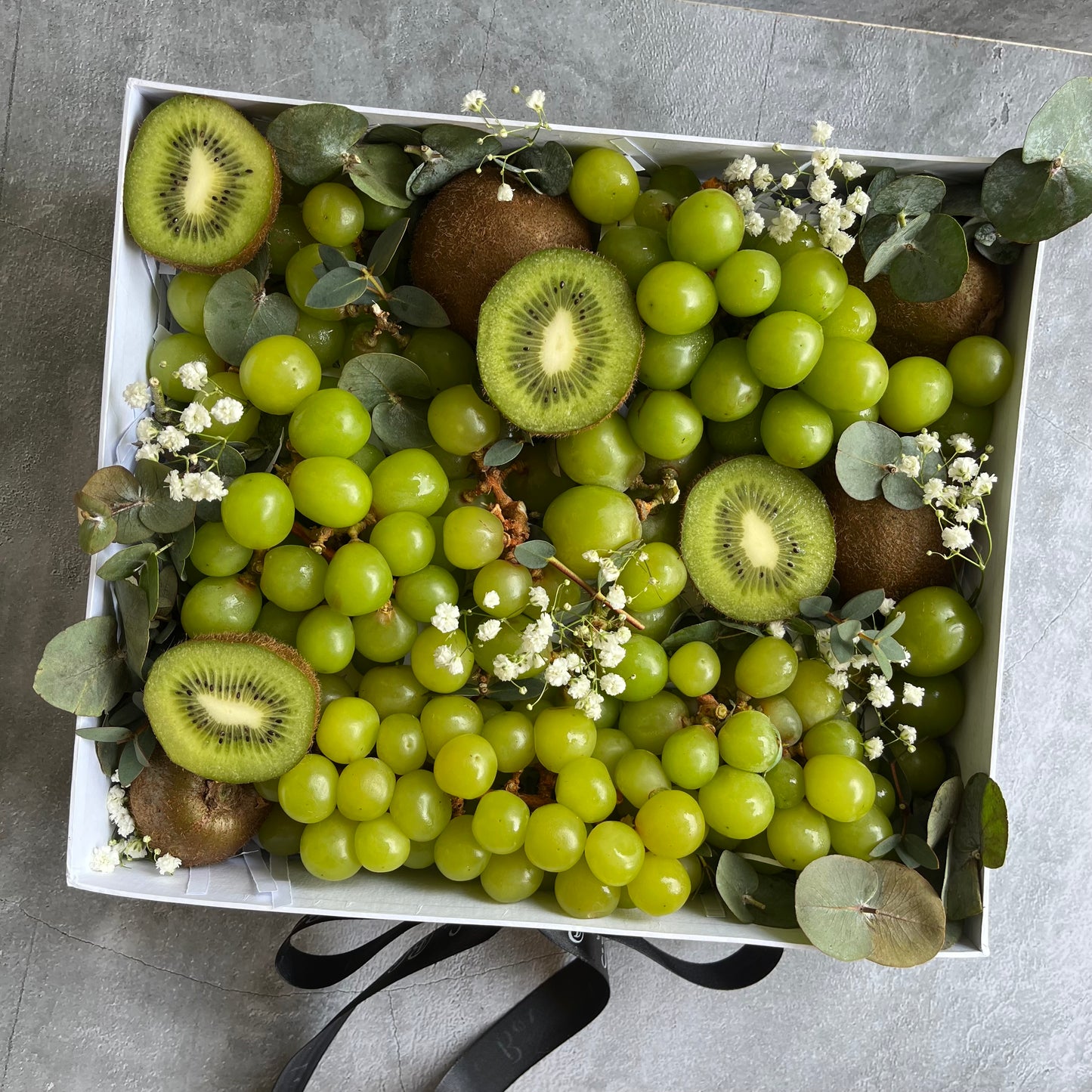 Kotak parcel buah anggur hijau dan kiwi untuk pengiriman di Jakarta. Fruit box with kiwi and grapes pengiriman di BSD, Cirebon, Bintaro, jakarta.  parcel buah surabaya