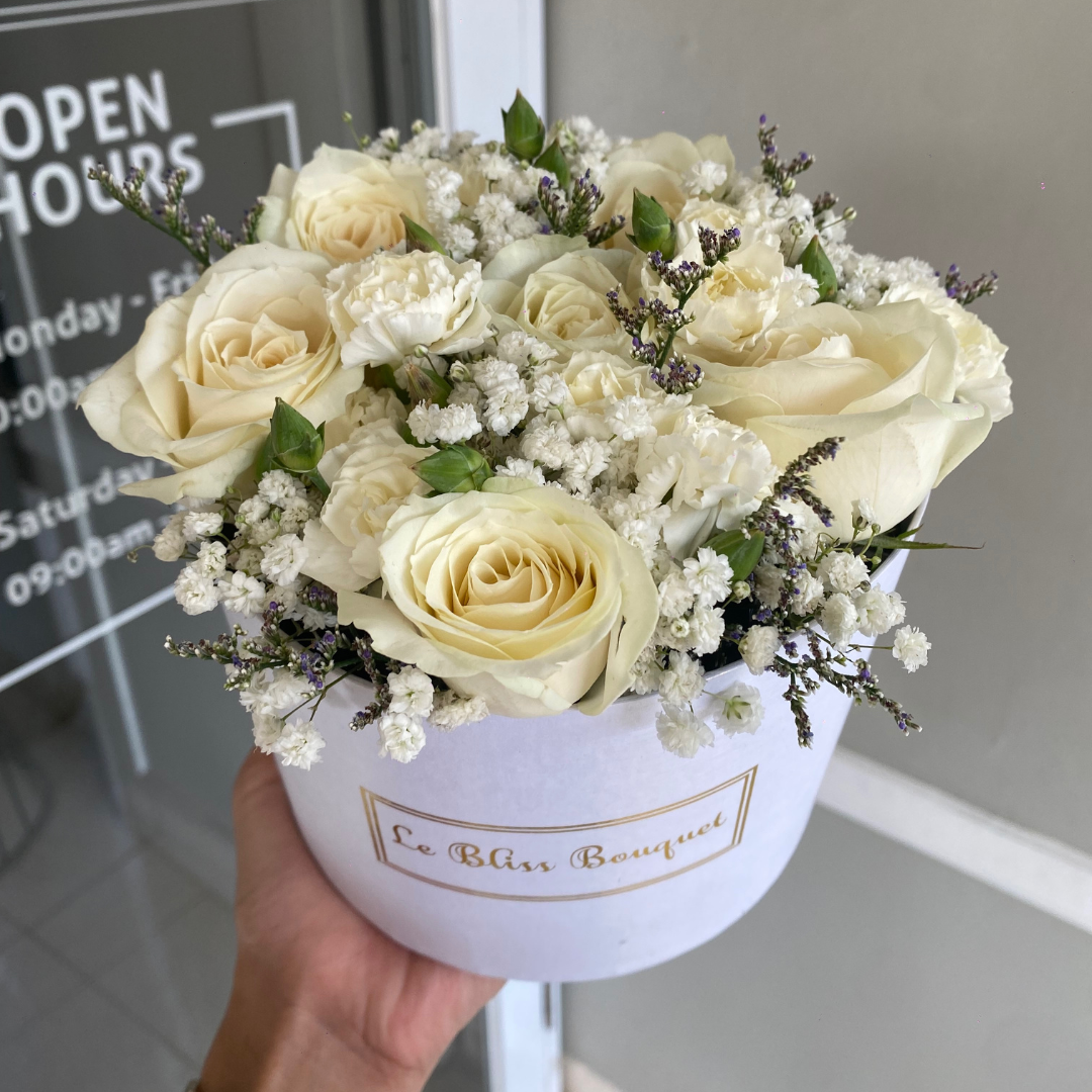 Le Bliss Bouquet Petite Bloombox Mawar Putih untuk pengiriman bunga di Jabodetabek dan Cirebon.
