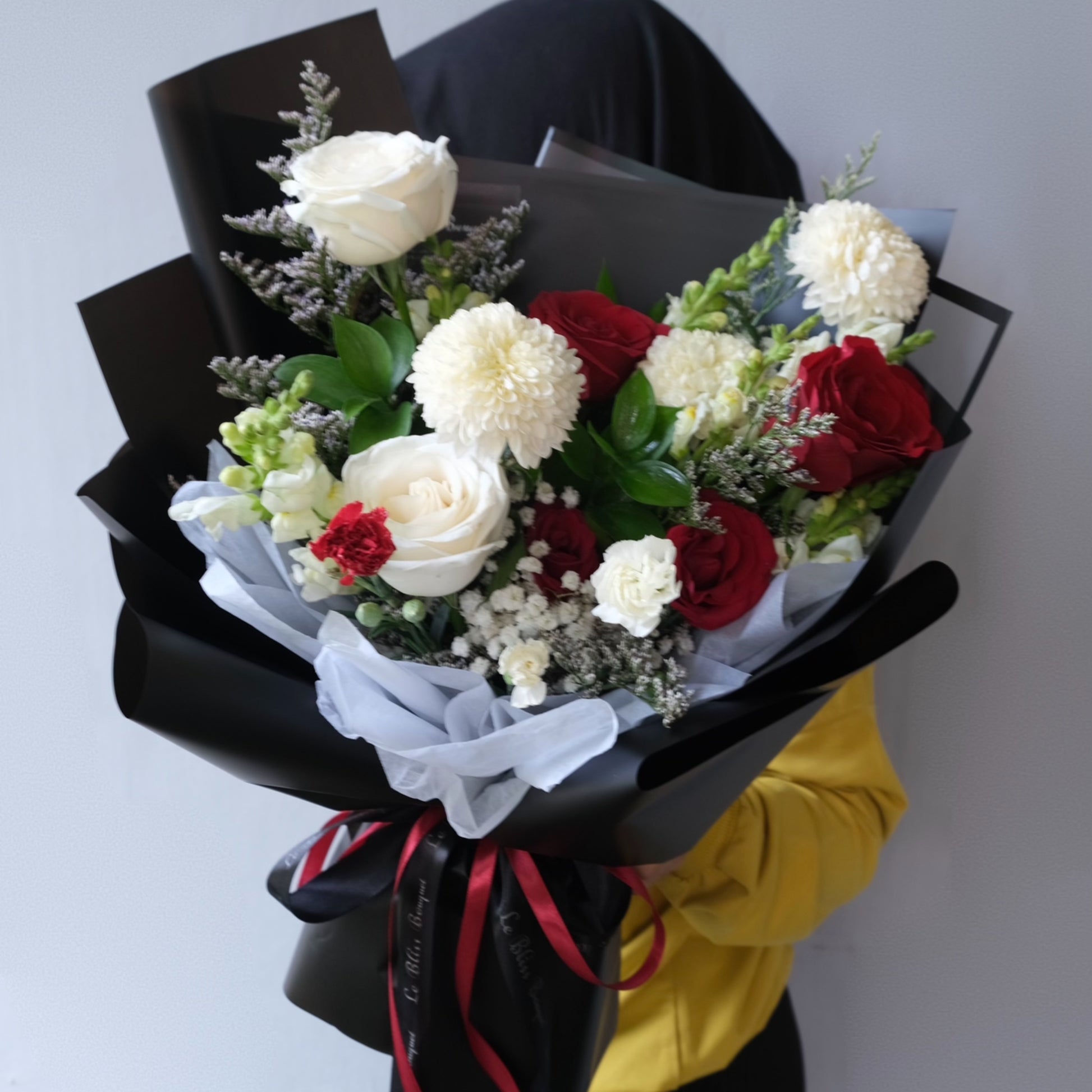 Le Bliss Bouquet’s Red White in Black Bouquet — bold red & white roses wrapped in sleek black paper. Same-day delivery to Jabodetabek, Surabaya & Cirebon.