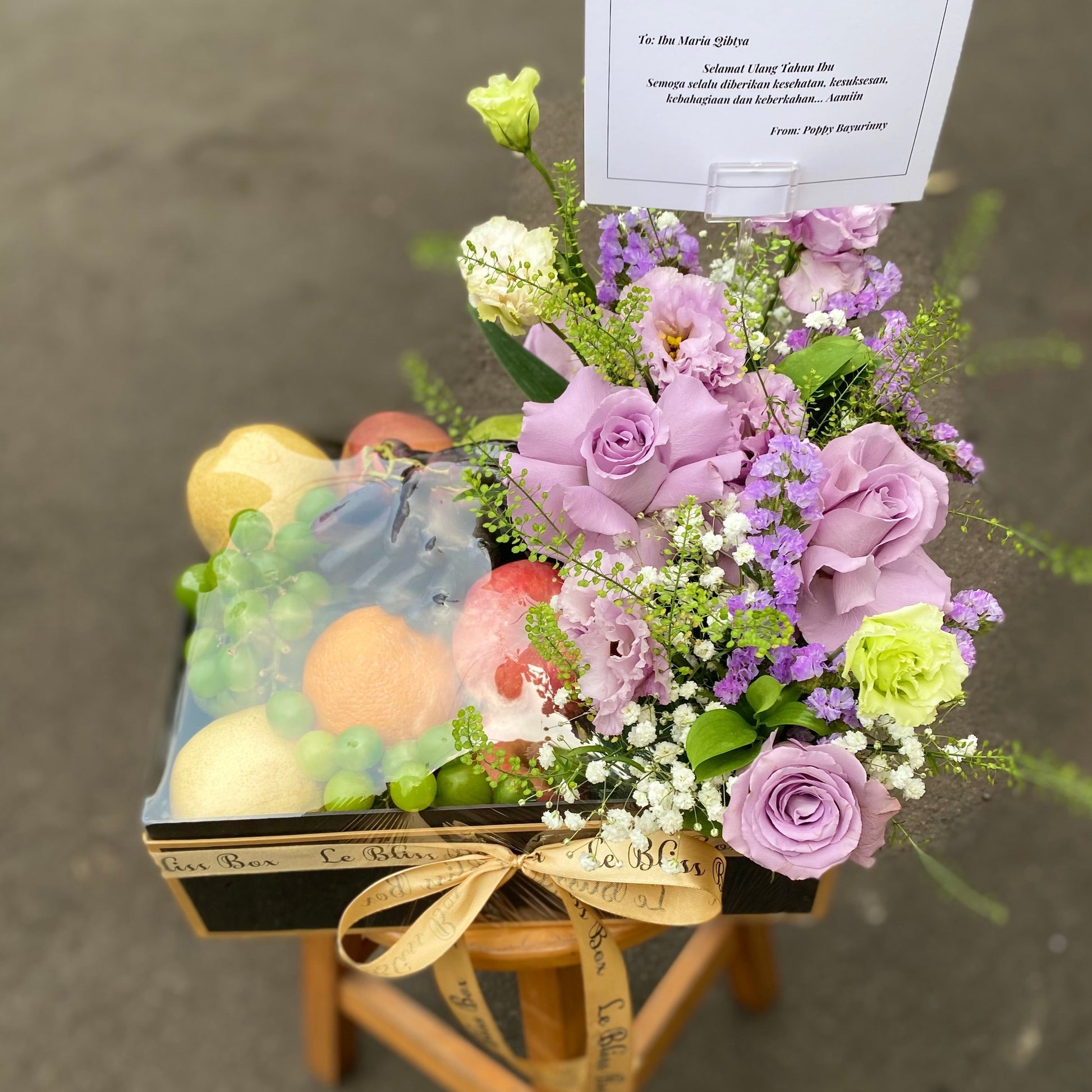Lilac Blossom Fruit Box dengan buah-buahan segar berkualitas premium dalam kotak elegan berwarna lilac, ideal untuk hadiah spesial di Jakarta. fruit hamper parcel buah jakarta