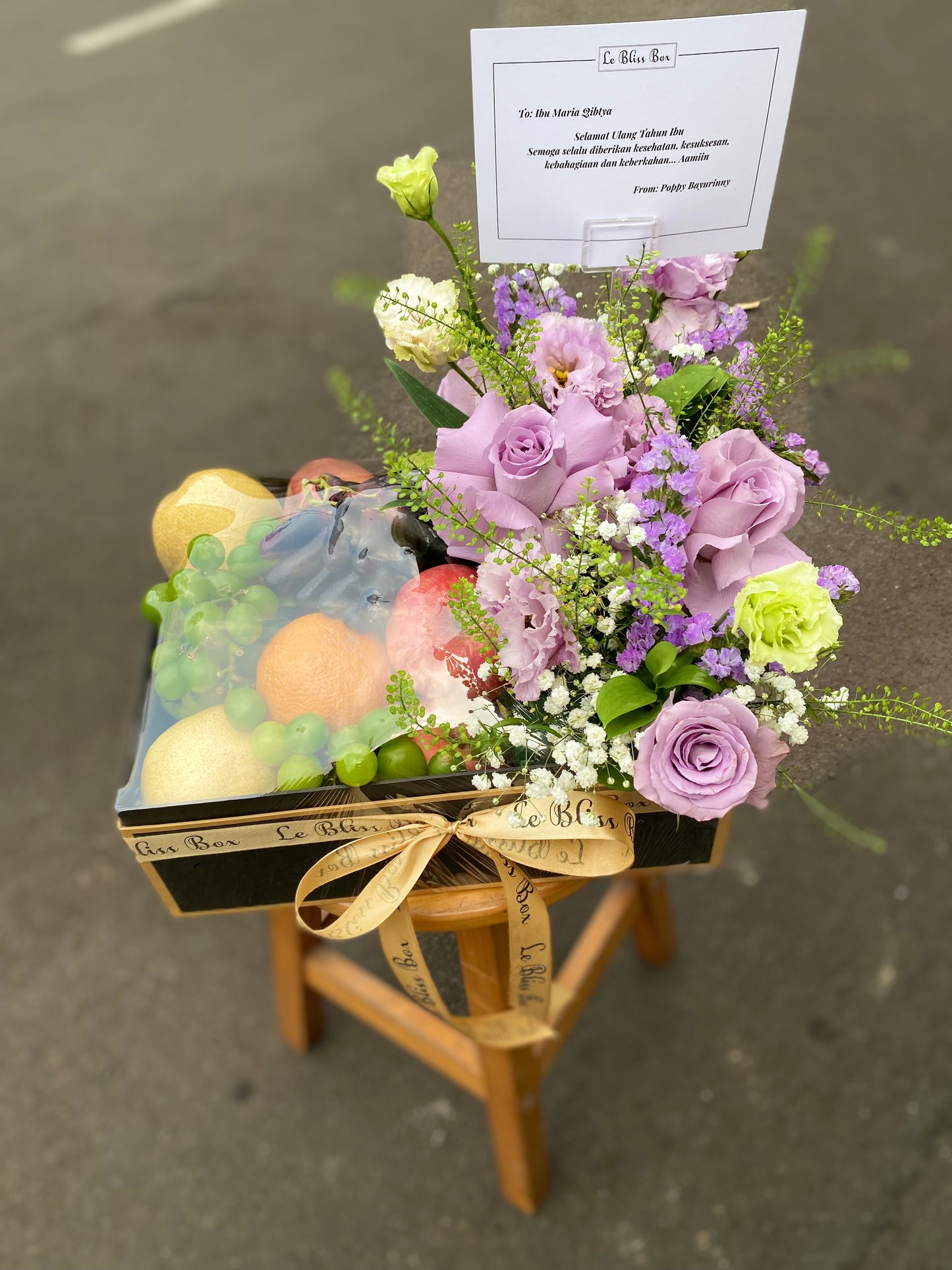 Lilac Blossom Fruit Box dengan buah-buahan segar berkualitas premium dalam kotak elegan berwarna lilac, ideal untuk hadiah spesial di Jakarta. hamper buah jakarta