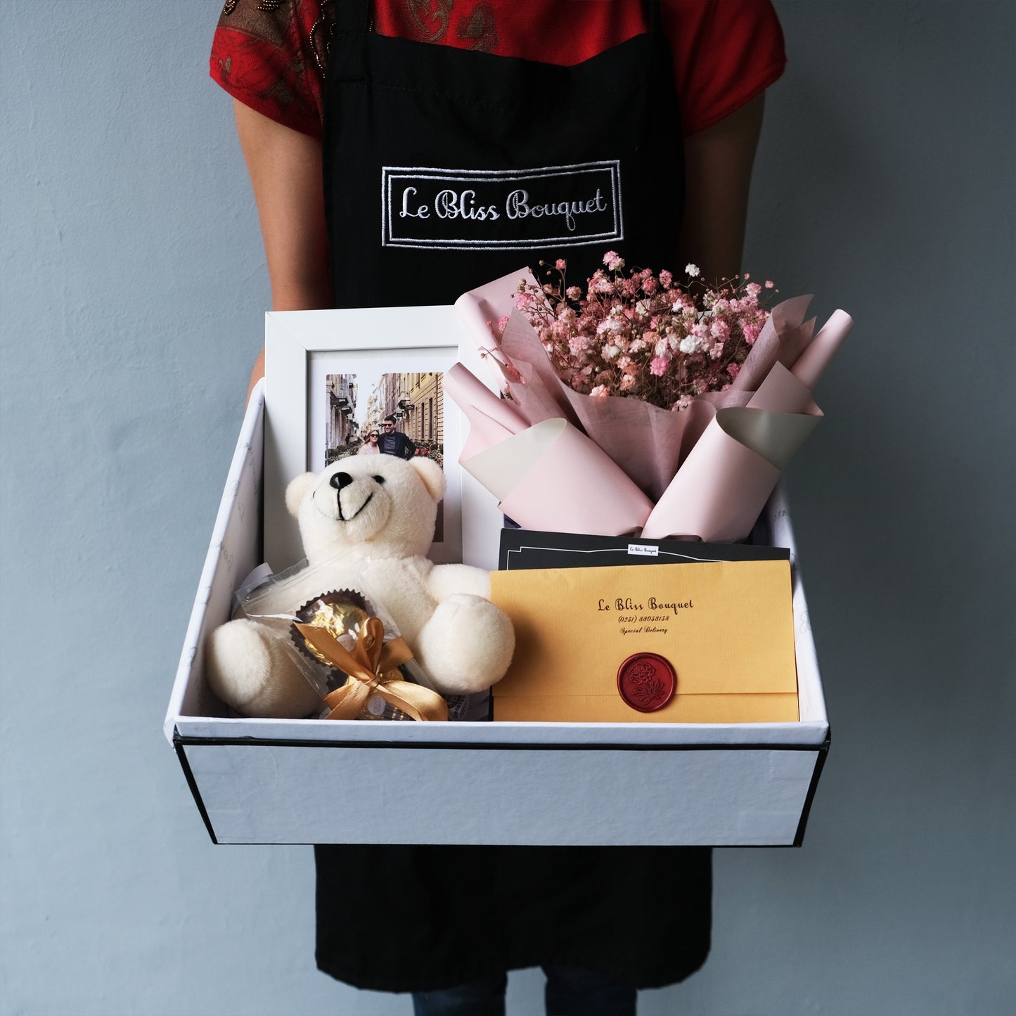 Love Bird Premium Gift Box Soft Edition dengan bunga segar dan produk eksklusif, pengiriman Jakarta.