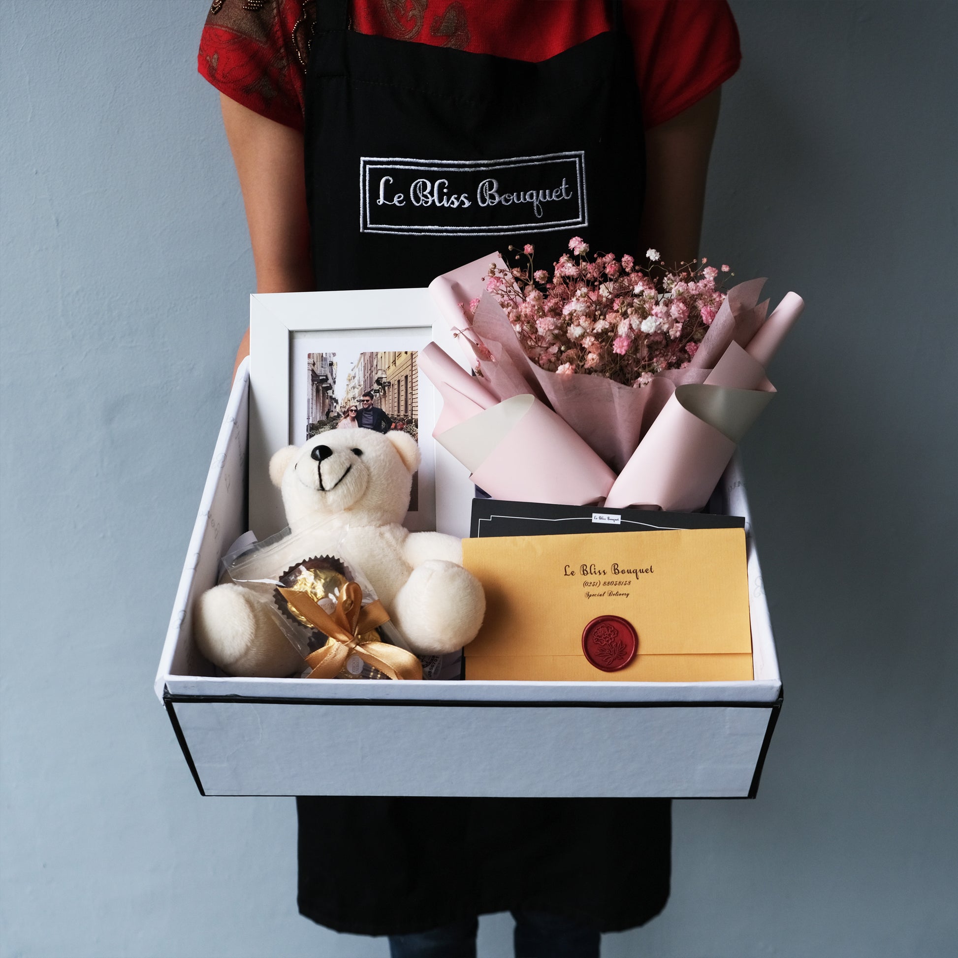 Love Bird Premium Gift Box Soft Edition dengan bunga segar dan produk eksklusif, pengiriman Jakarta.