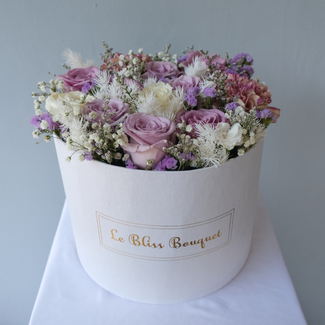Mawar fresh dalam kotak BloomBox cantik, cocok untuk hadiah istimewa, dengan pengiriman ke Jakarta, Bintaro, Cirebon, dan Tangerang.