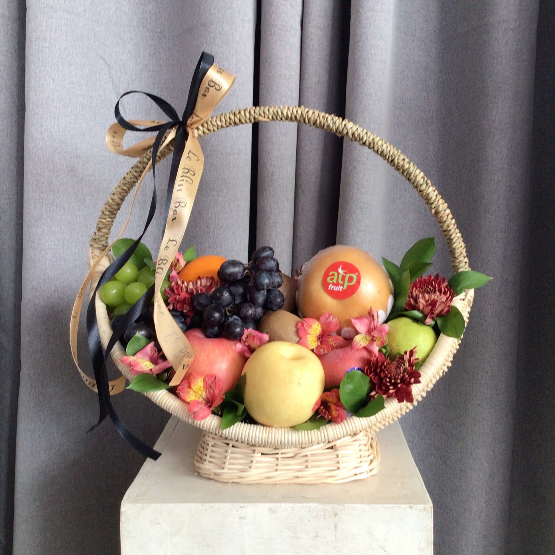 Nikmati kelezatan Fruit Basket Hamper dari Le Bliss Bouquet, berisi buah-buahan segar premium seperti anggur, stroberi, apel, jeruk, serta sentuhan bunga segar untuk tampilan elegan. Cocok sebagai hadiah spesial, parcel kesehatan, atau hampers eksklusif. Pengiriman cepat ke Jakarta, Bintaro, Tangerang, dan Cirebon.