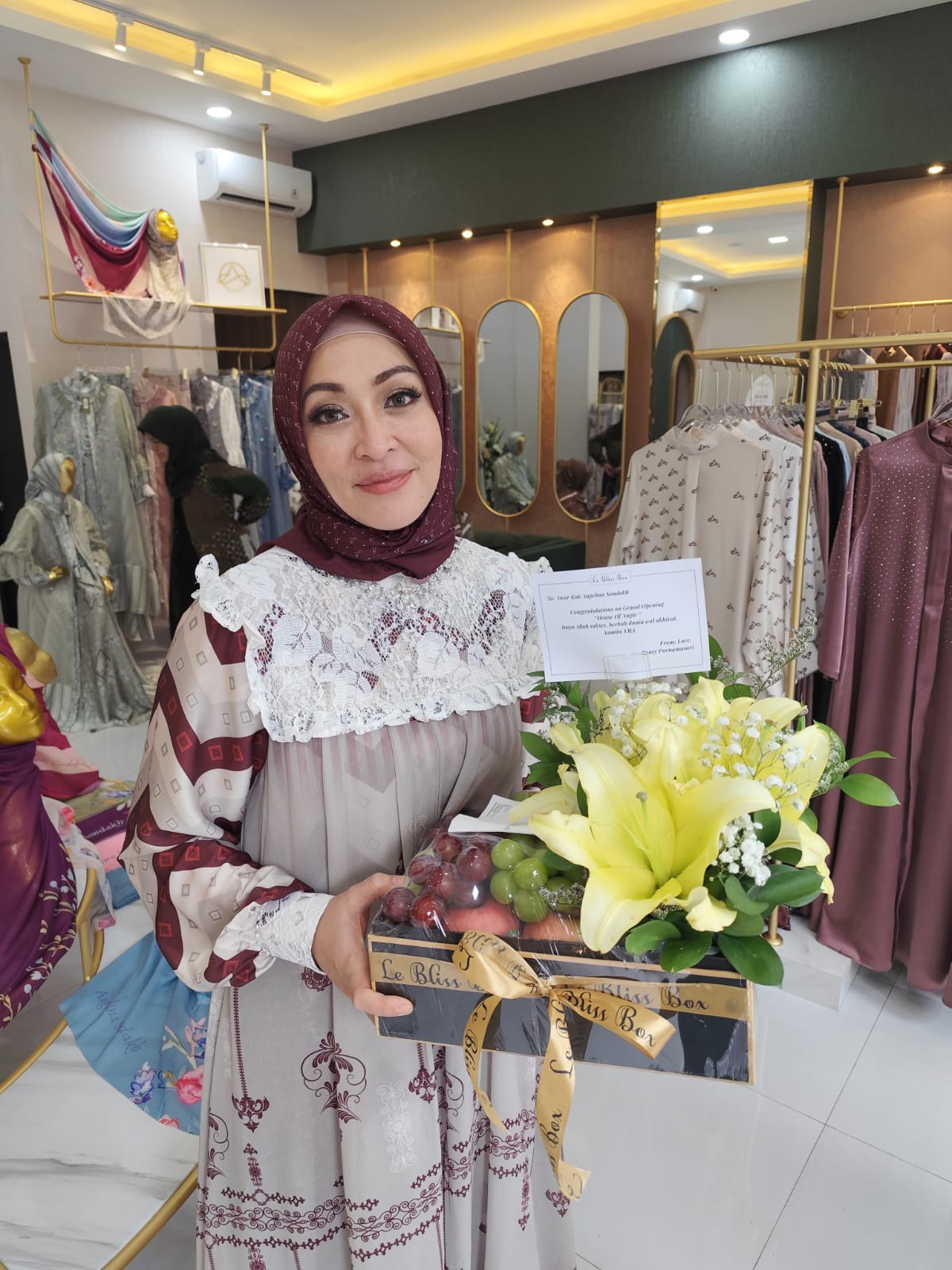 parcel buah surabaya, lily blossom fruit box by le bliss box