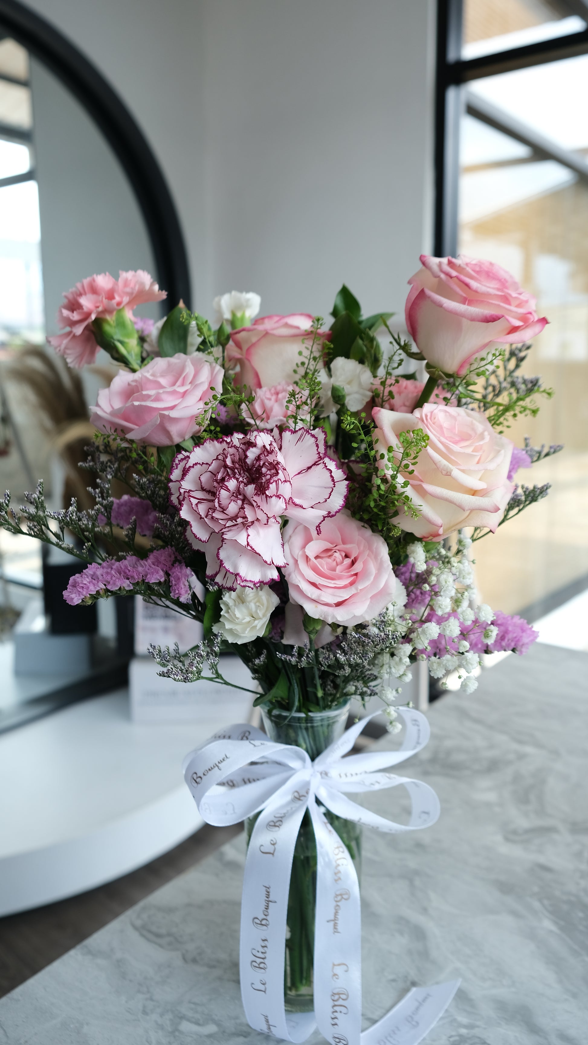 Paloma rose bouquet in a bottle, unique flower gift Indonesia, romantic flower bottle gift, anniversary flower gift Jakarta, cirebon, bintaro
