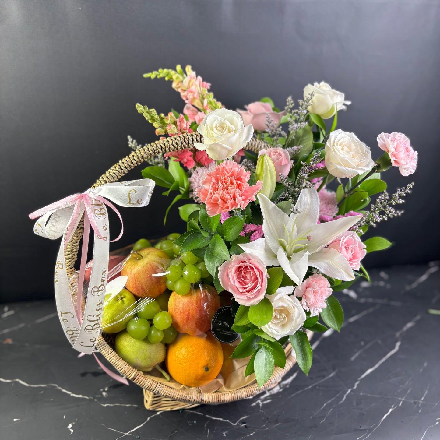 Parcel Buah Bunga fruit hamper Surabaya - buah Import dicampur dengan bunga segar untuk pengiriman cepat di sleuruh wilayah surabaya dan sidoarjo