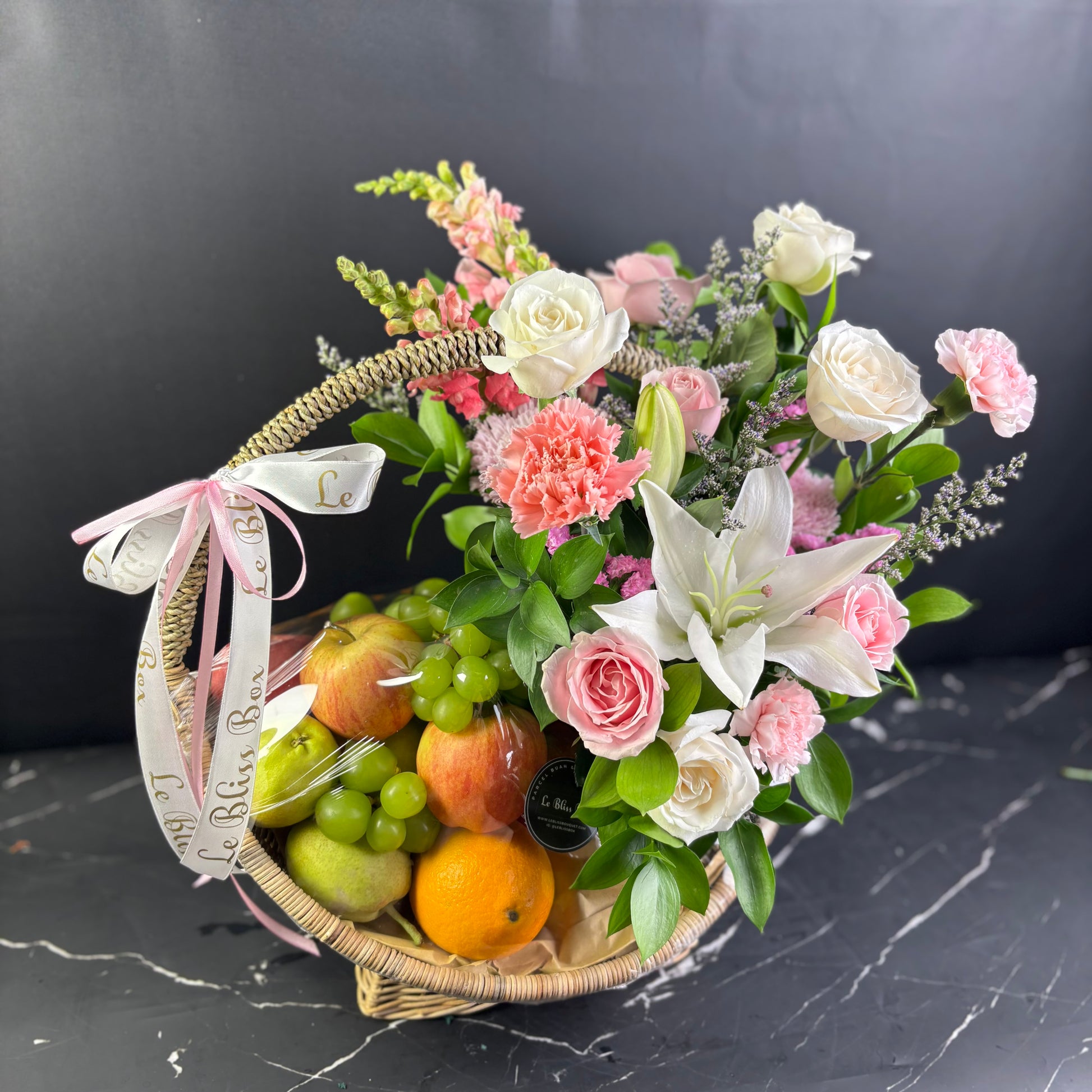 Parcel Buah Bunga fruit hamper Surabaya - buah Import dicampur dengan bunga segar untuk pengiriman cepat di sleuruh wilayah surabaya dan sidoarjo