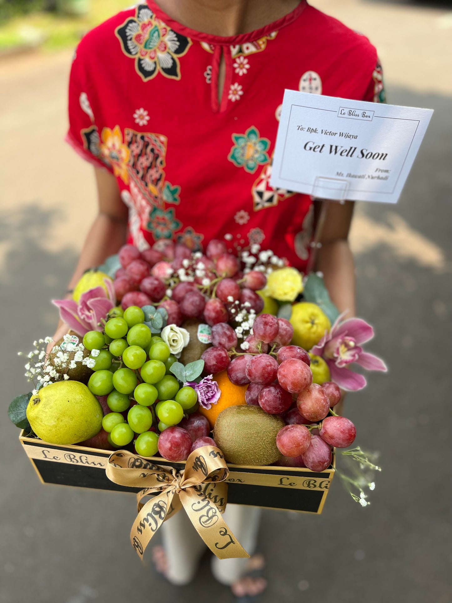 Parcel Buah Jakarta - Max Fruit Box dari Le Bliss Bouquet berisi berbagai buah segar premium yang ditata indah dengan bunga, sempurna untuk hadiah atau acara spesial