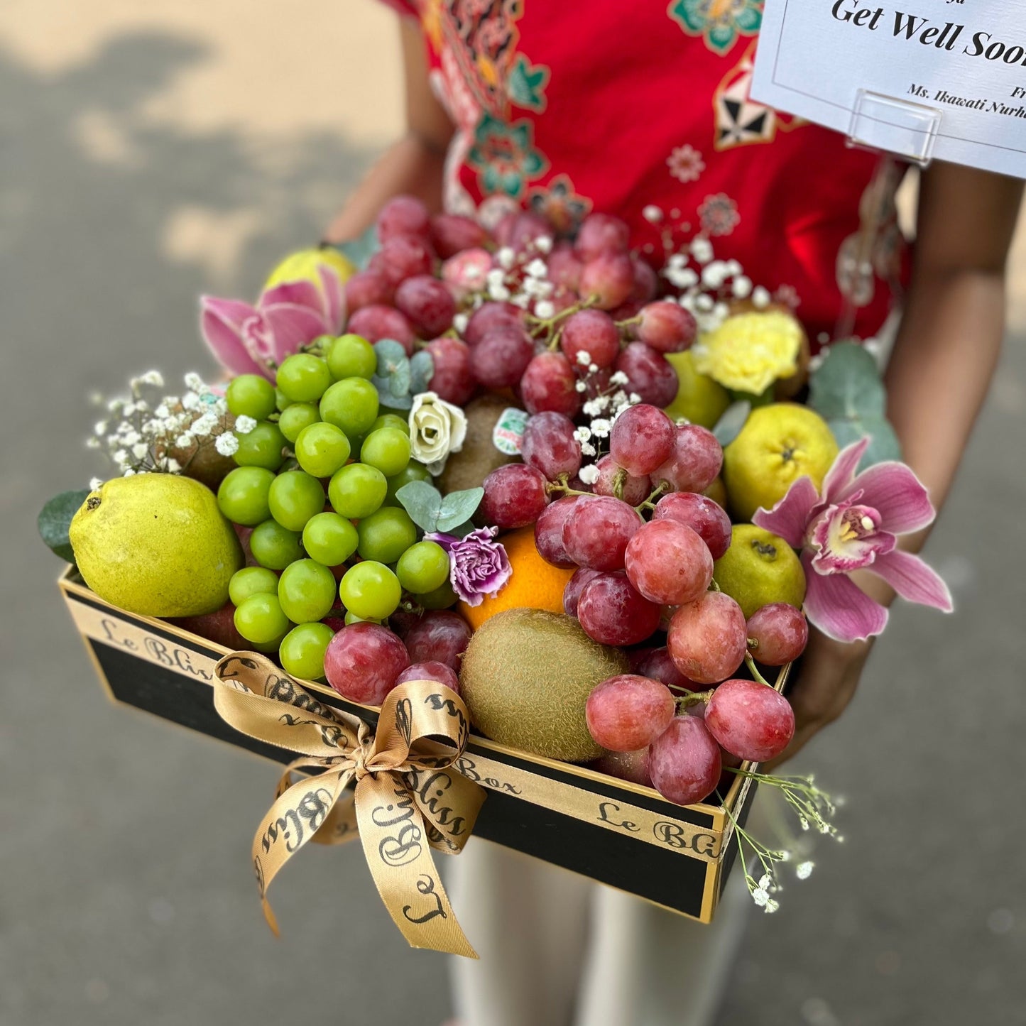 Parcel Buah Jakarta - Max Fruit Box dari Le Bliss Bouquet berisi berbagai buah segar premium yang ditata indah dengan bunga, sempurna untuk hadiah atau acara spesial