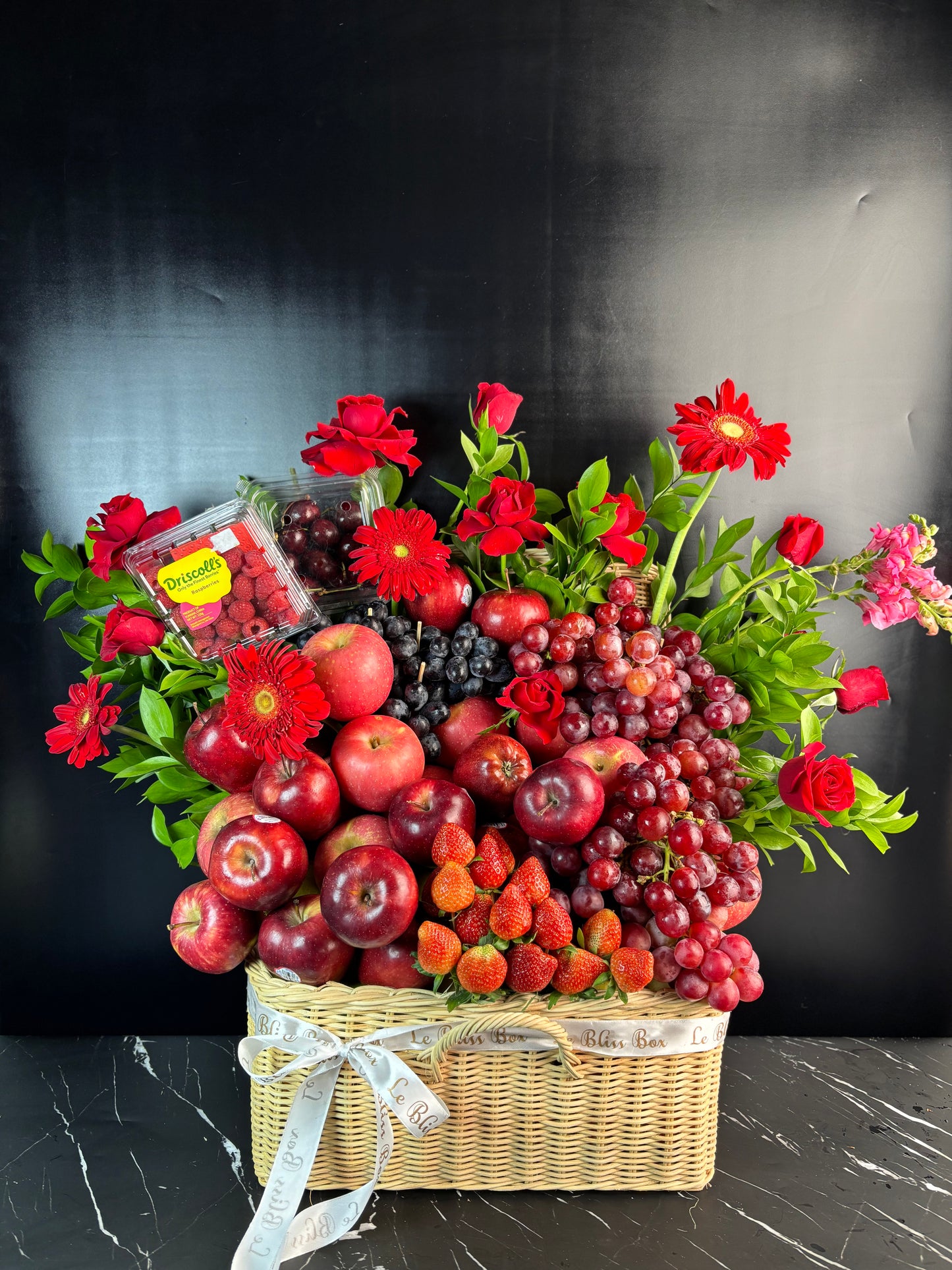 Parcel Buah Jakarta delivery, A grand fruit hamper luxury gift deliver to Jakarta