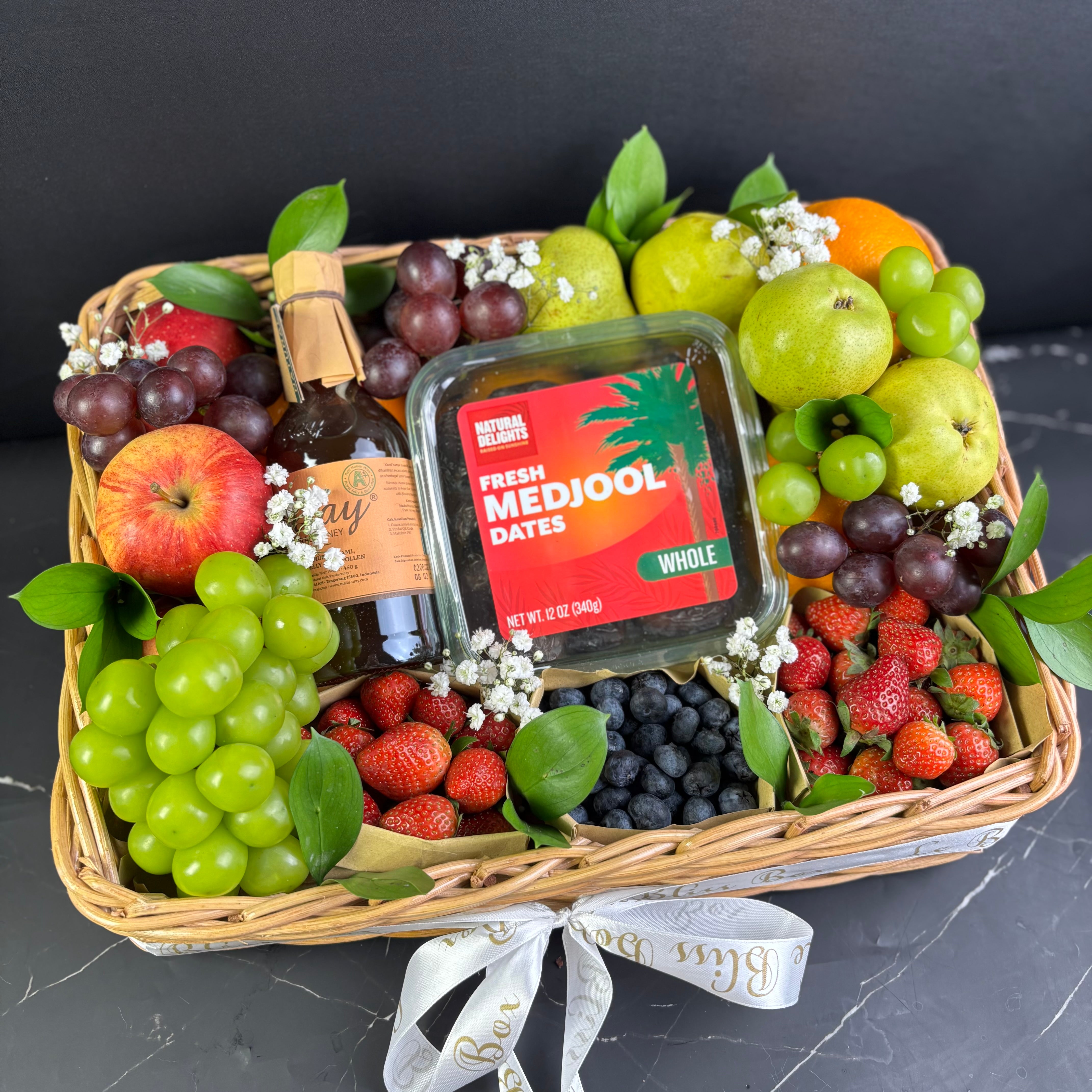 Parcel Buah Premium Medjool Honey Berries dalam Rattan Box – Le Bliss Bouquet Surabaya Jakarta Tangerang Cirebon