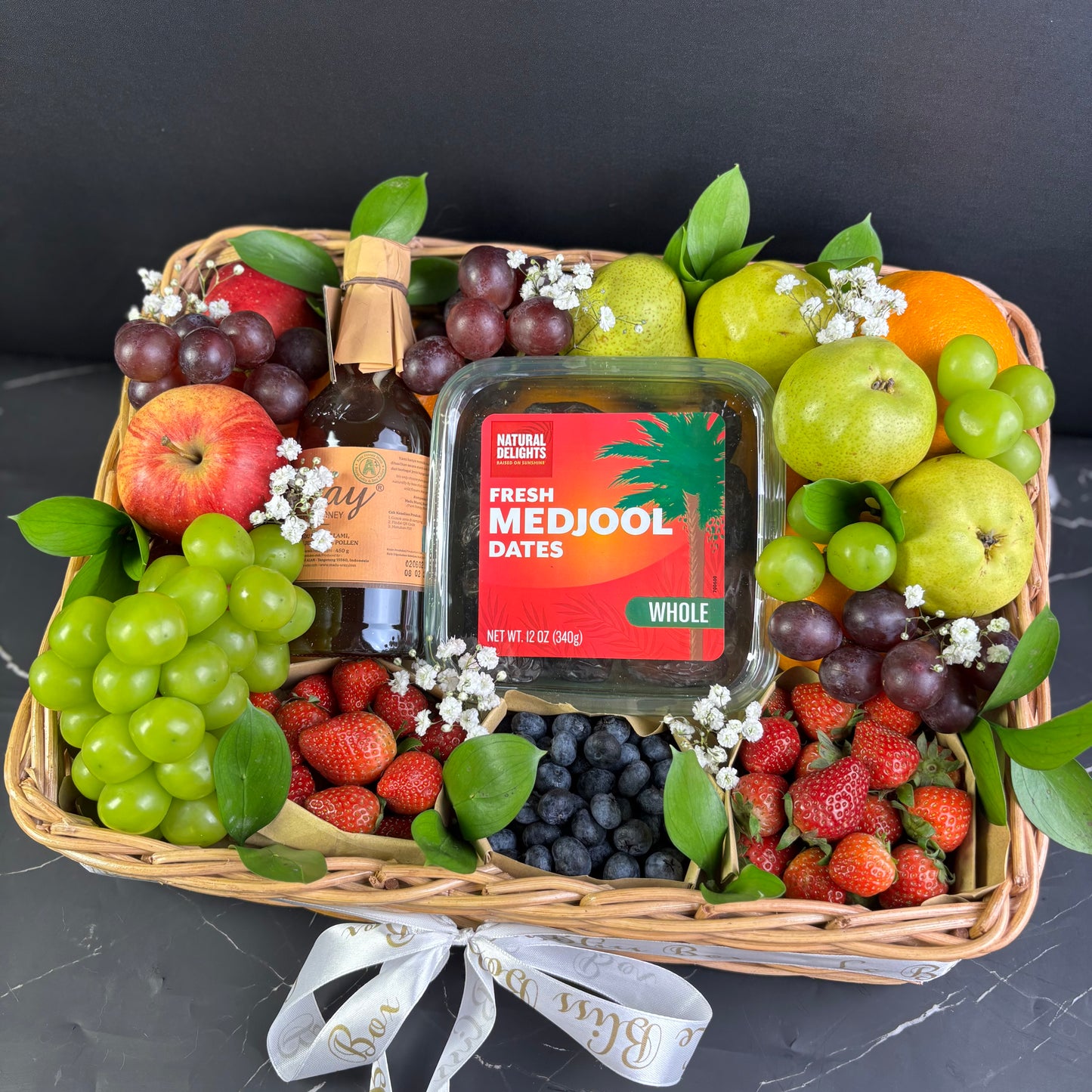 Parcel Buah Premium Medjool Honey Berries dalam Rattan Box by Le Bliss – delivery to Surabaya Jakarta Tangerang Cirebon