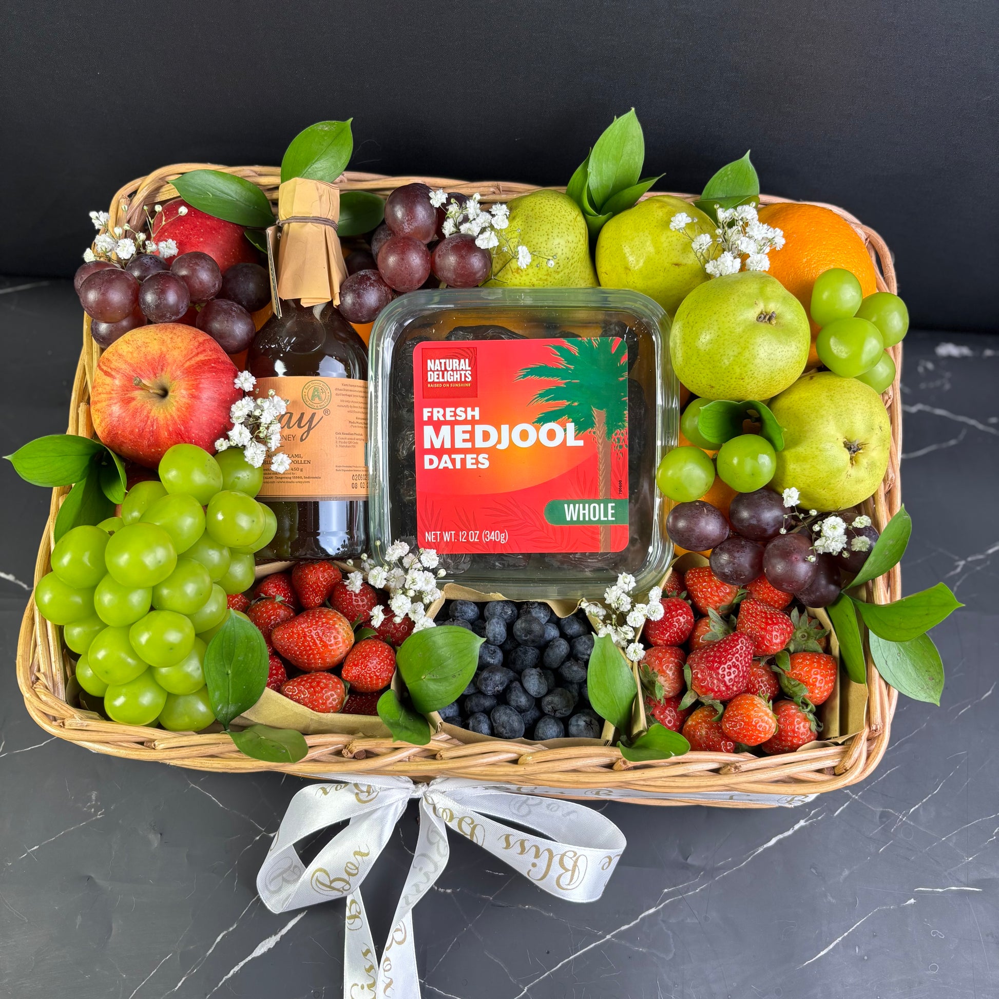 Parcel Buah Premium Medjool Honey Berries dalam Rattan Box – delivery to Surabaya Jakarta Tangerang Cirebon