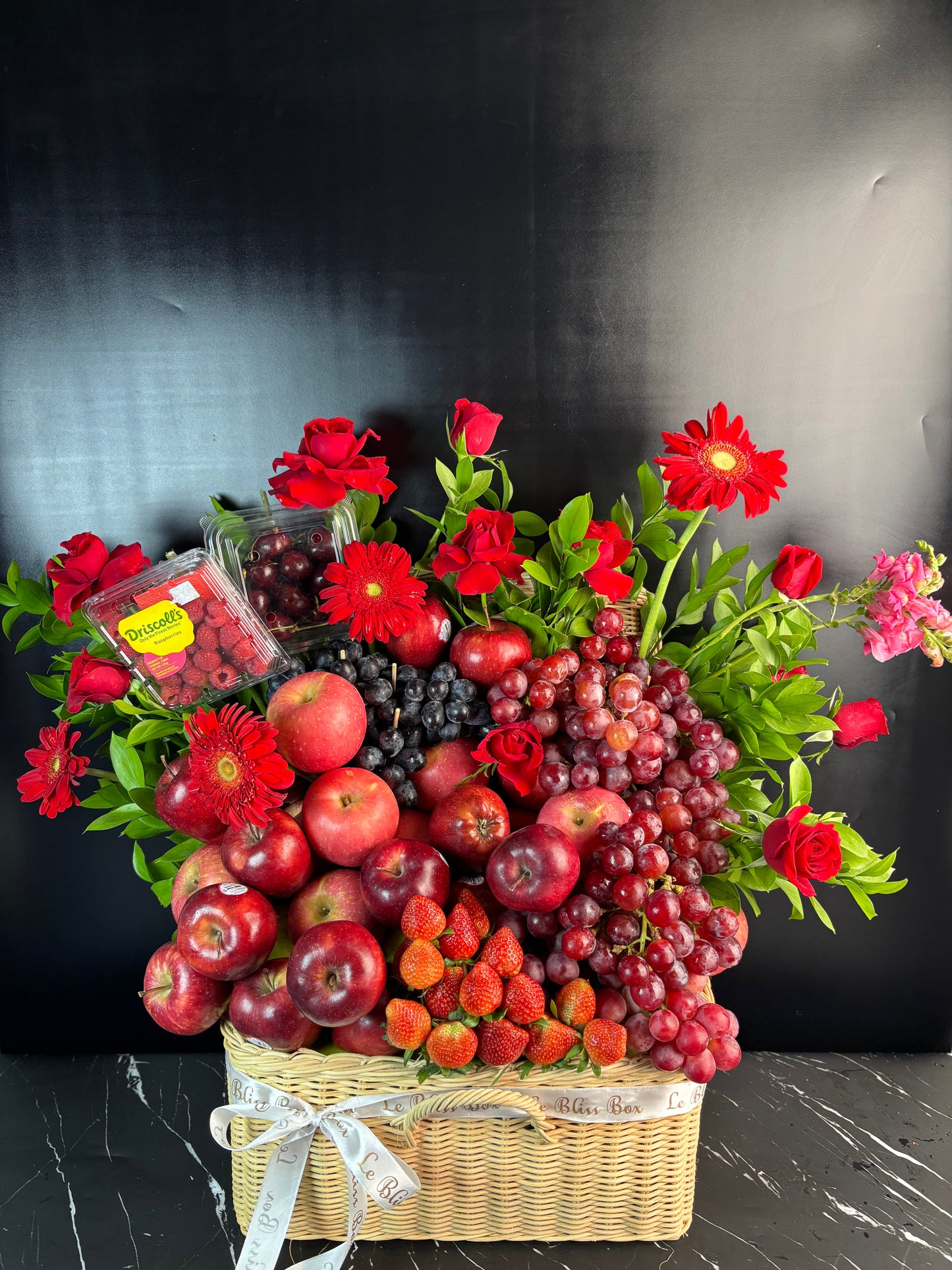 Parcel Buah Surabaya delivery, A grand fruit hamper luxury gift deliver to Jakarta. Mixed of red fruits