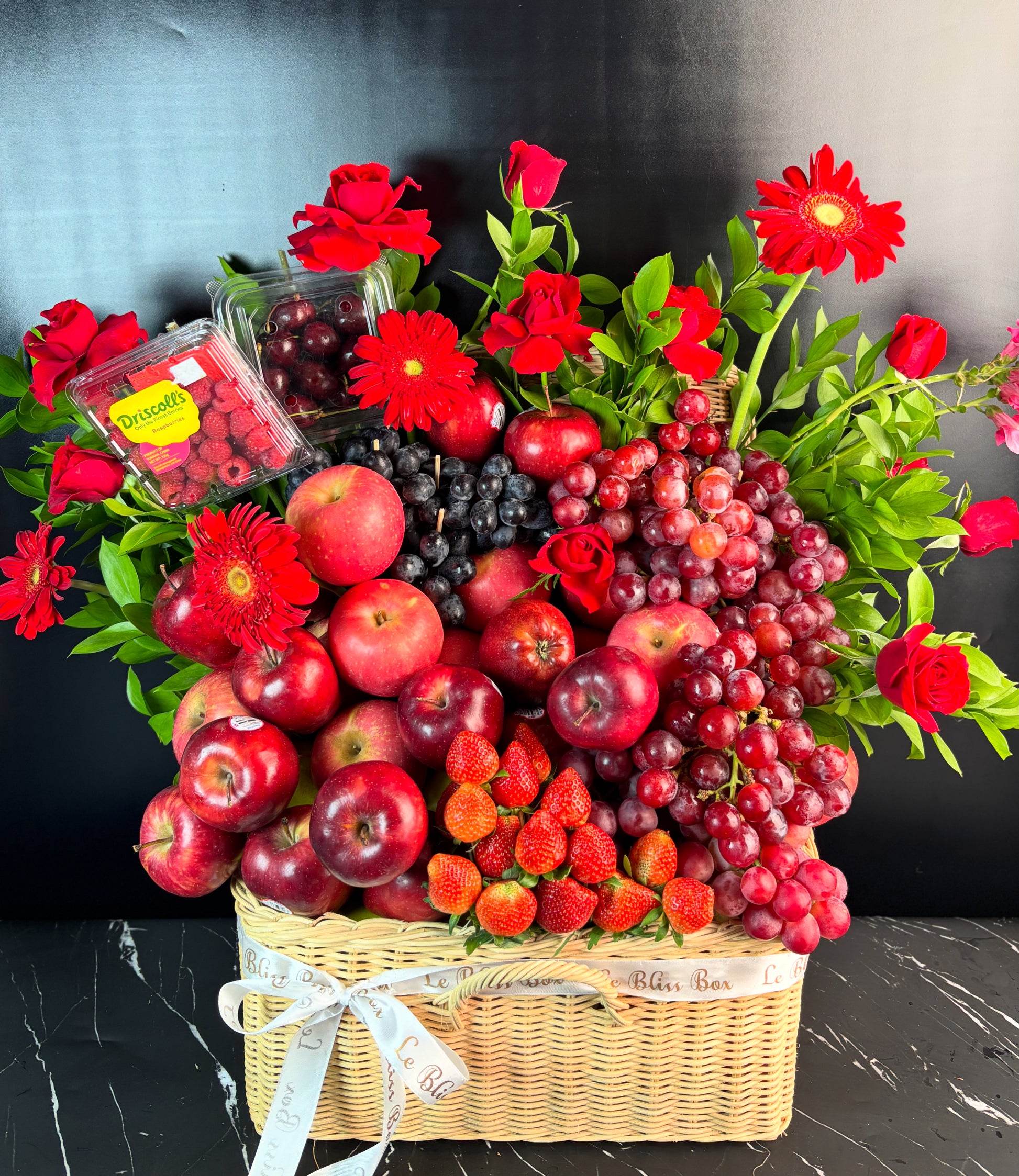 Parcel Buah surabaya delivery, A grand fruit hamper luxury gift deliver to surabaya