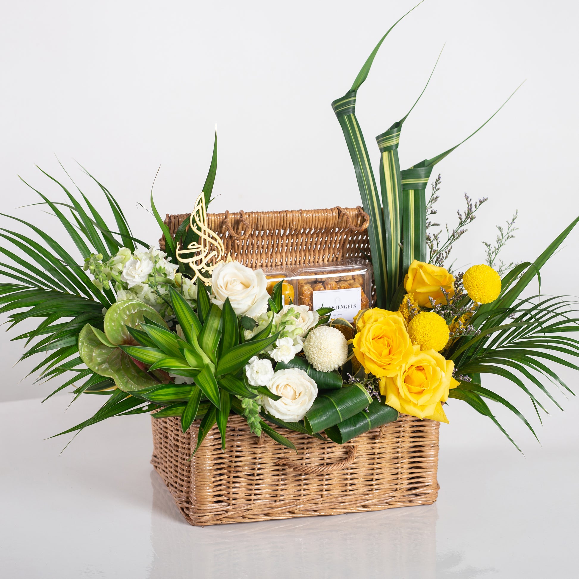Parcel Lebaran Ramadan Eid Fitr in Jakarta delivery by Le Bliss Parcel lebaran bunga dengan cookies kastengel nastar