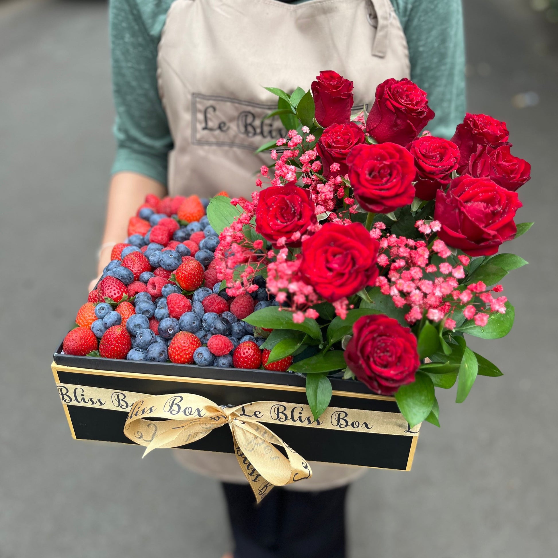 Parcel berries kekinian berisi raspberry blueberry strawberry beri impor segar dalam kotak dari Le Bliss Box