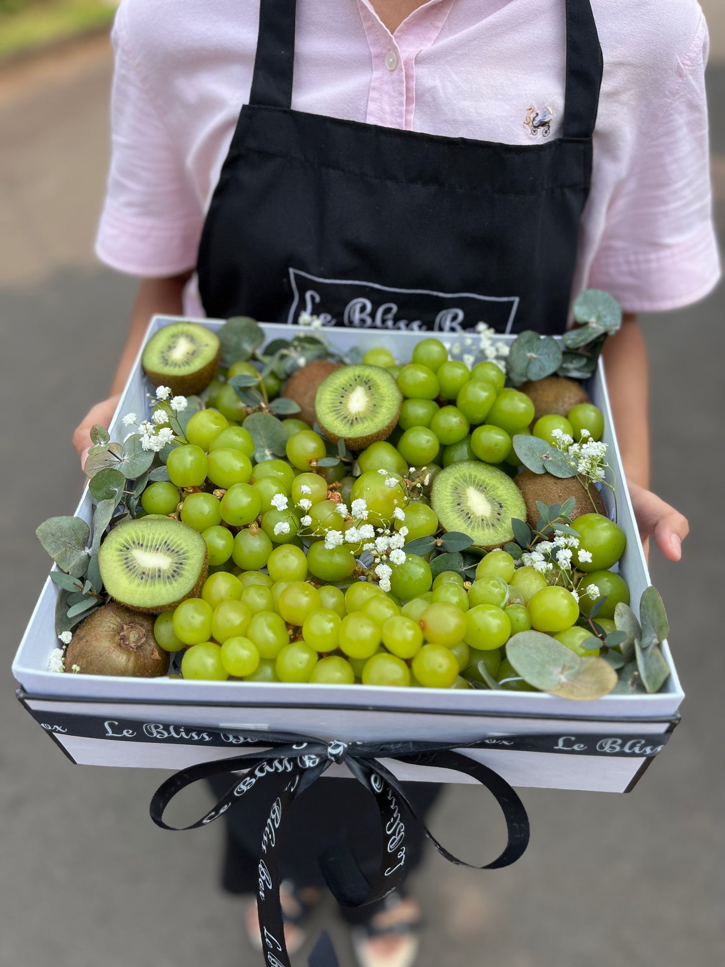 Parcel buah Jakarta isi anggur hijau dan kiwi, hadiah sempurna untuk berbagai acara. parcel buah surabaya