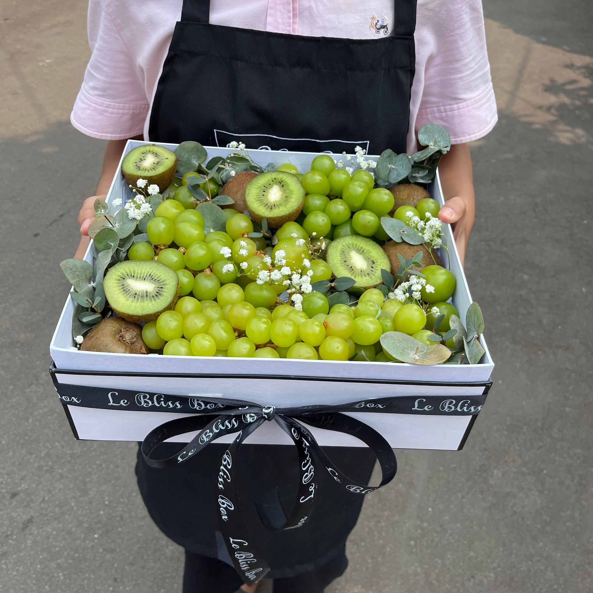 Parcel buah anggur hijau dan kiwi mewah untuk pengiriman Tangerang dan surabaya. parcel buah cantik by le bliss boz