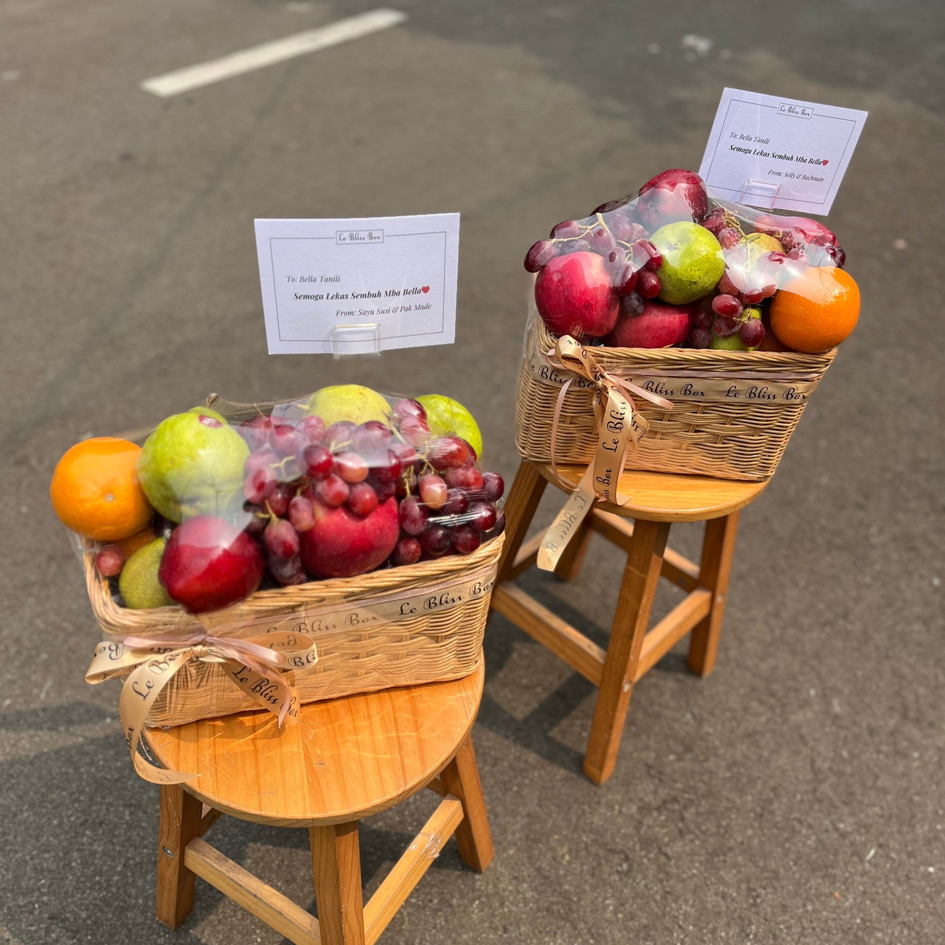 Parcel buah dalam keranjang rotan mewah, dengan pilihan buah segar dari Le Bliss Bouquet, siap dikirimkan di hari yang sama. parcel buah surabaya