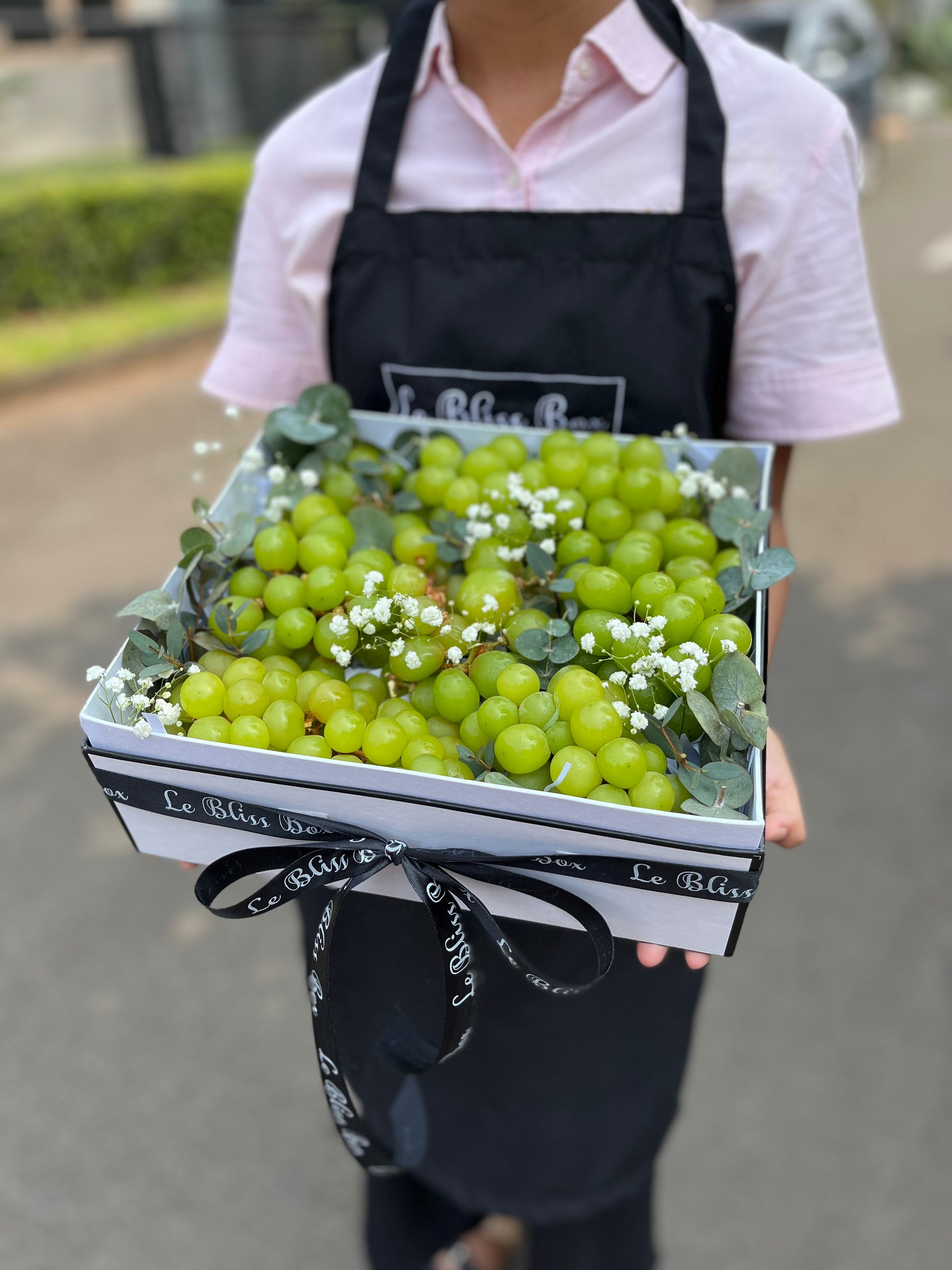Parcel buah eksklusif Shine Muscat untuk hadiah spesial, pengiriman hari yang sama. parcel buah surabaya by le bliss box