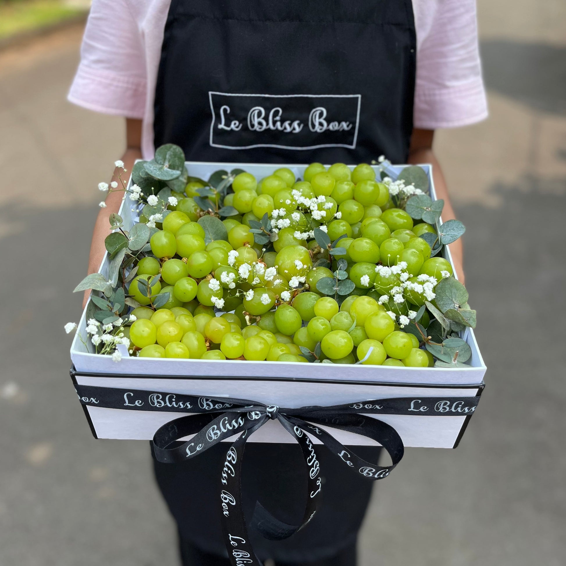 fruit hamper jakarta Parcel buah impor Shine Muscat dengan pengiriman hari yang sama dari Le Bliss Box. parcel buah surabaya