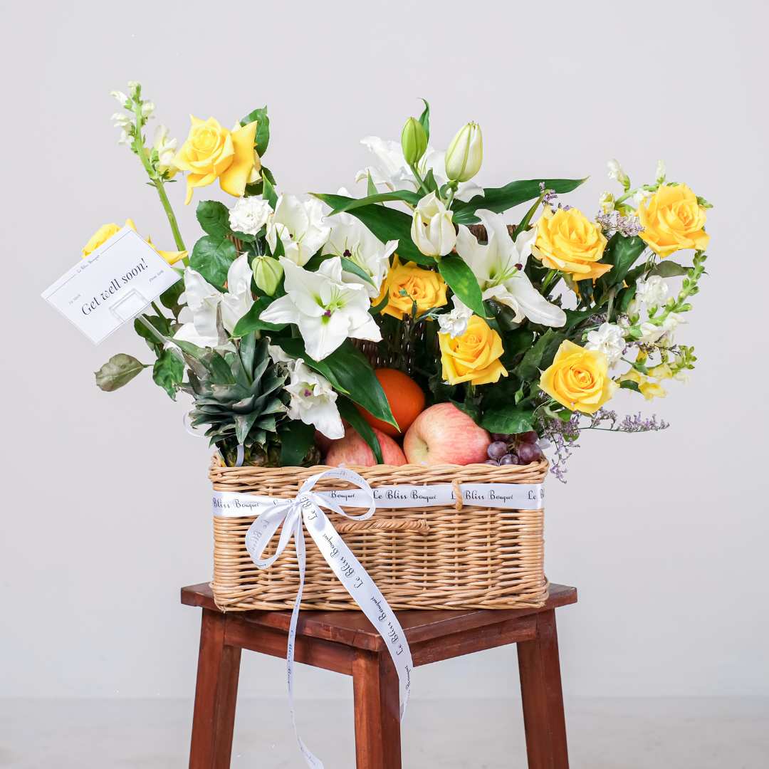 Parcel buah kekinian dengan bunga lily kuning dan buah segar, dari Le Bliss Box