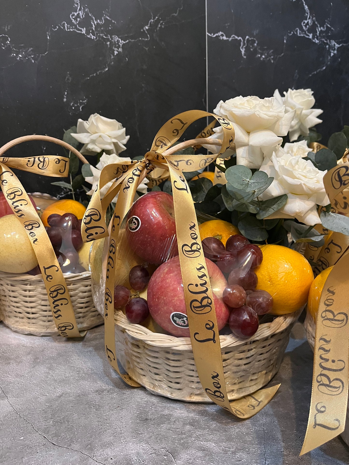 Parcel buah kekinian dengan mawar dalam keranjang kecil dari Le Bliss Box