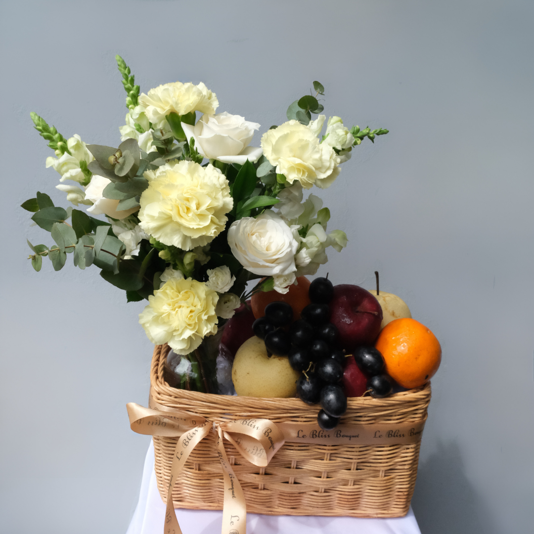 Parcel buah kuning cantik dengan bunga segar untuk pengiriman di wilayah Jakarta, Bintaro, Tangerang, dan Cirebon. parsel buah surabaya.