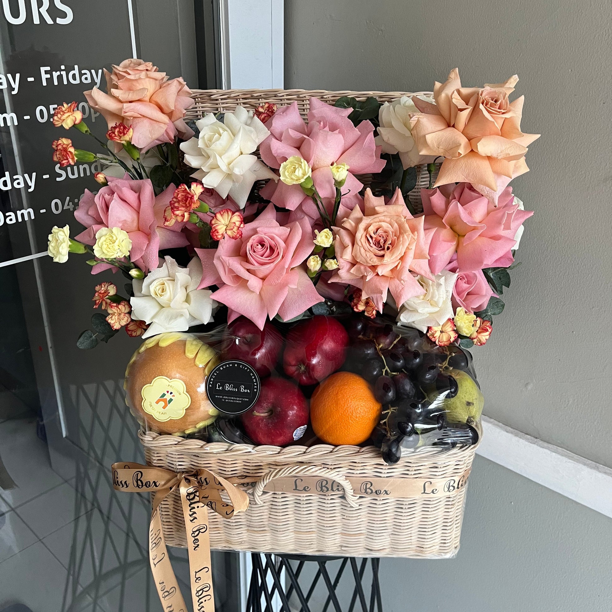 Parcel buah mewah dengan mawar Ecuador asli dan buah segar dalam keranjang rotan elegan — Ecuadorian Roses Grand Fruit Parcel dari Le Bliss Bouquet Surabaya.
