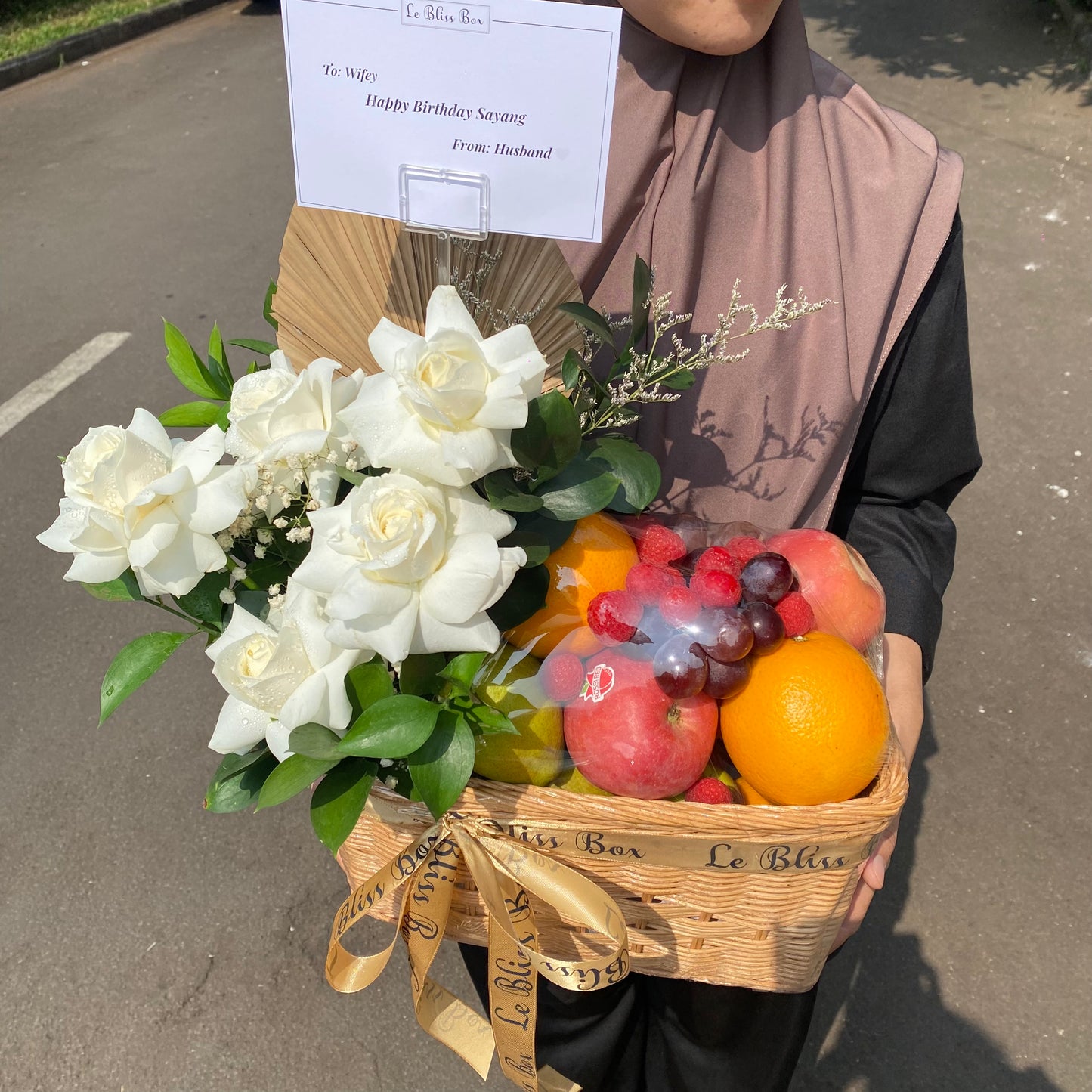 Parcel buah rattan dengan hiasan raspberry segar dari Le Bliss Bouquet"