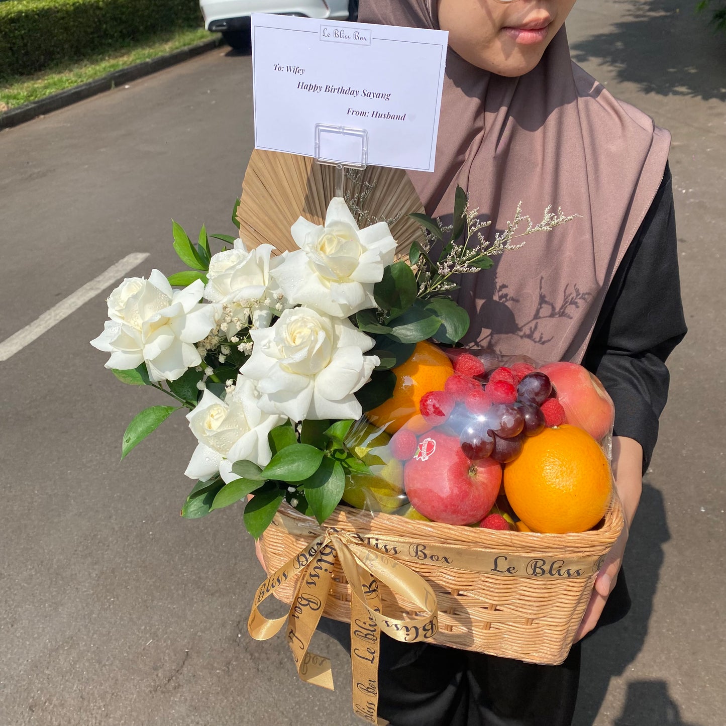 Parcel buah rattan elegan berisi raspberry segar, siap dikirim di Jakarta, Bintaro, Tangerang