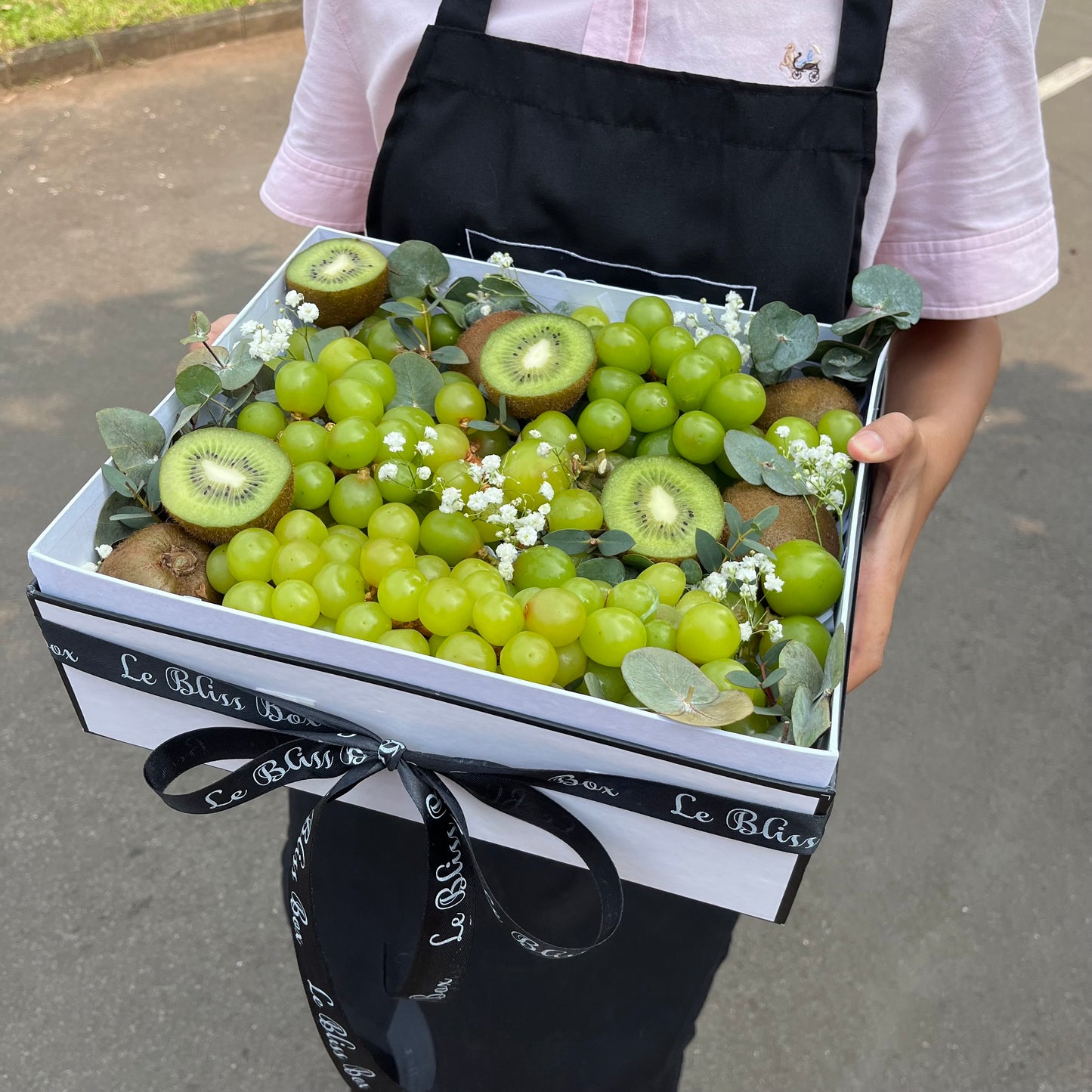 Parcel buah segar anggur hijau dan kiwi elegan dari Le Bliss. toko parcel buah surabaya, fruit hamper surabaya