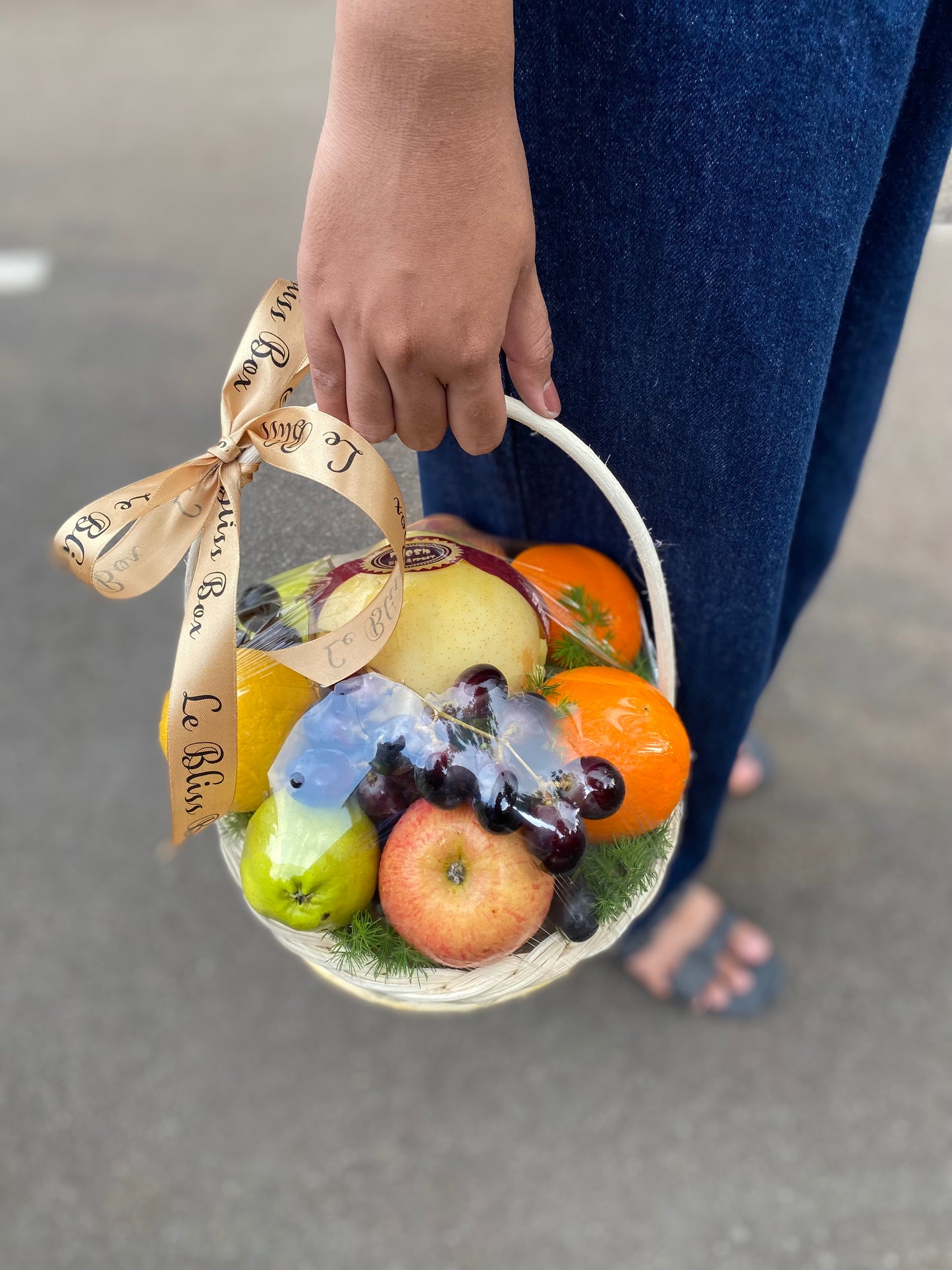 Parcel buah segar dalam keranjang kecil dari Le Bliss Bouquet.