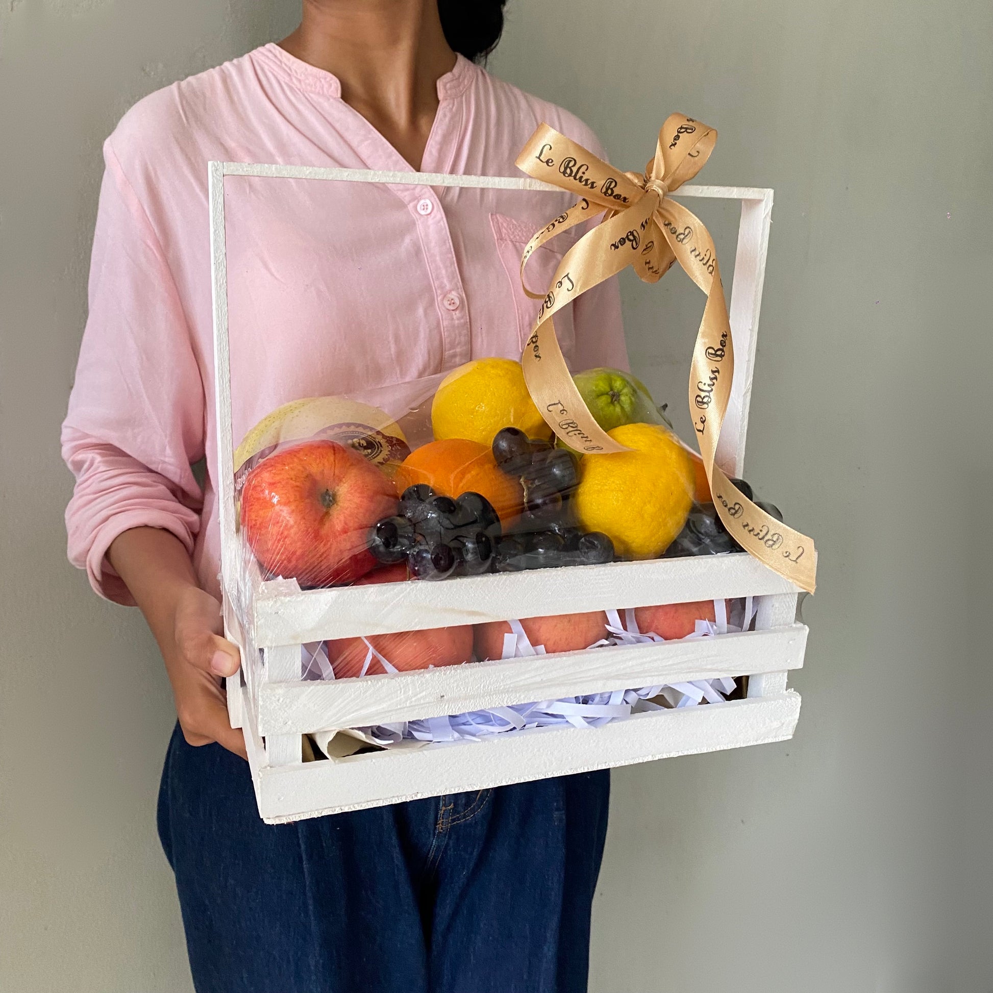 Parcel buah segar dalam peti kayu dari Le Bliss Box