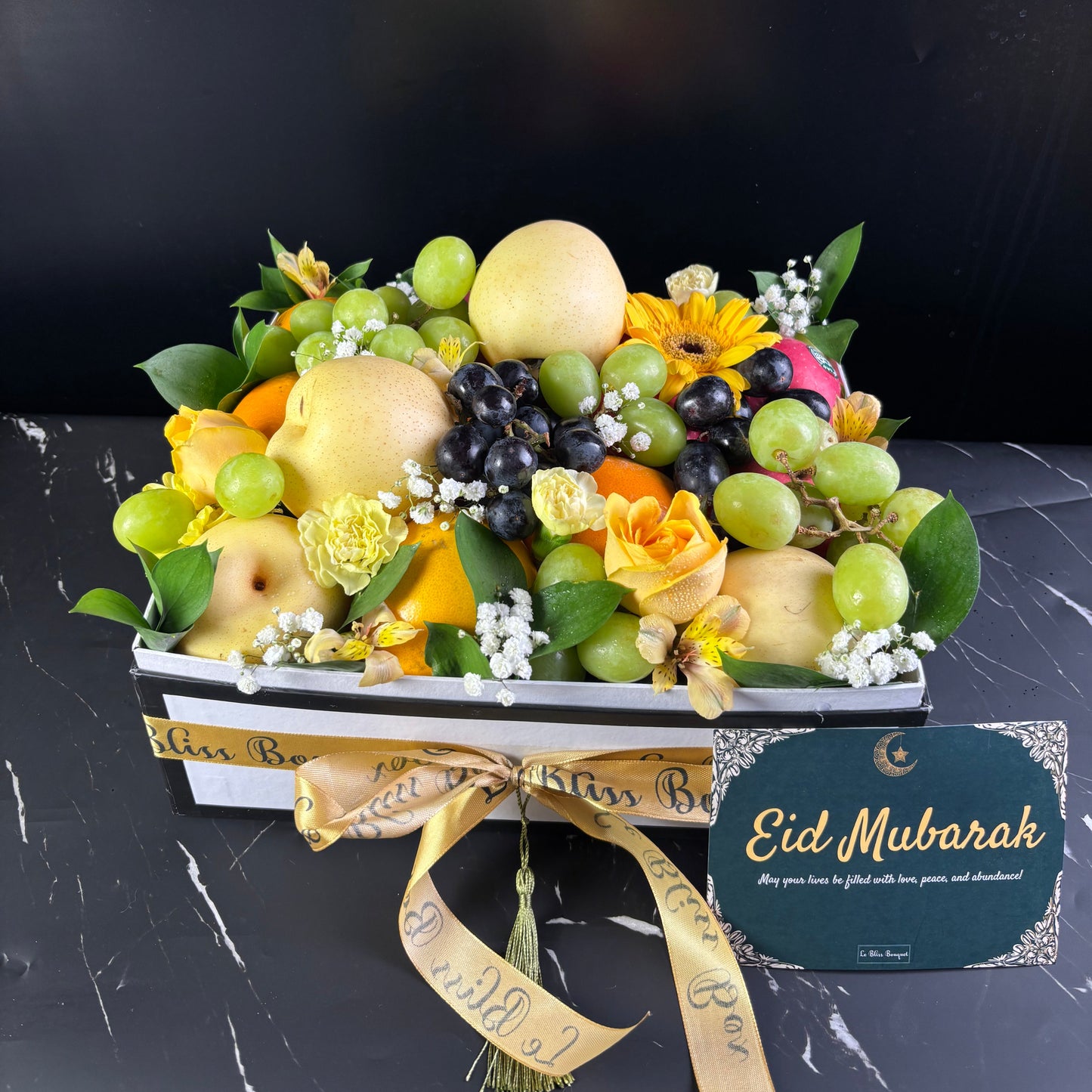 Parcel buah spesial Lebaran – Fresh Fruit Box dengan kemasan elegan, cocok untuk hampers Idul Fitri by Le Bliss. Jakarta parcel