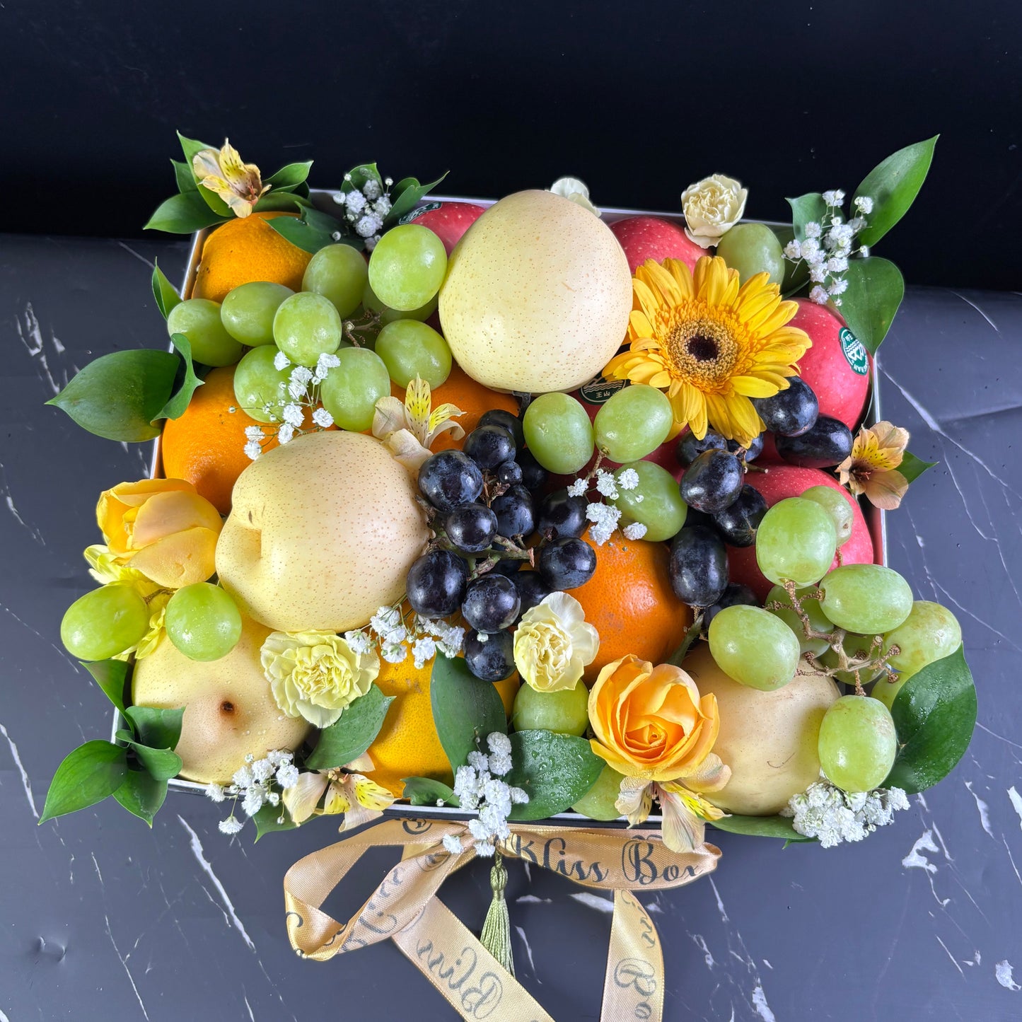 Parcel buah spesial Lebaran – Fresh Fruit Box dengan kemasan elegan, cocok untuk hampers Idul Fitri by Le Bliss. Jakarta parcel lebaran