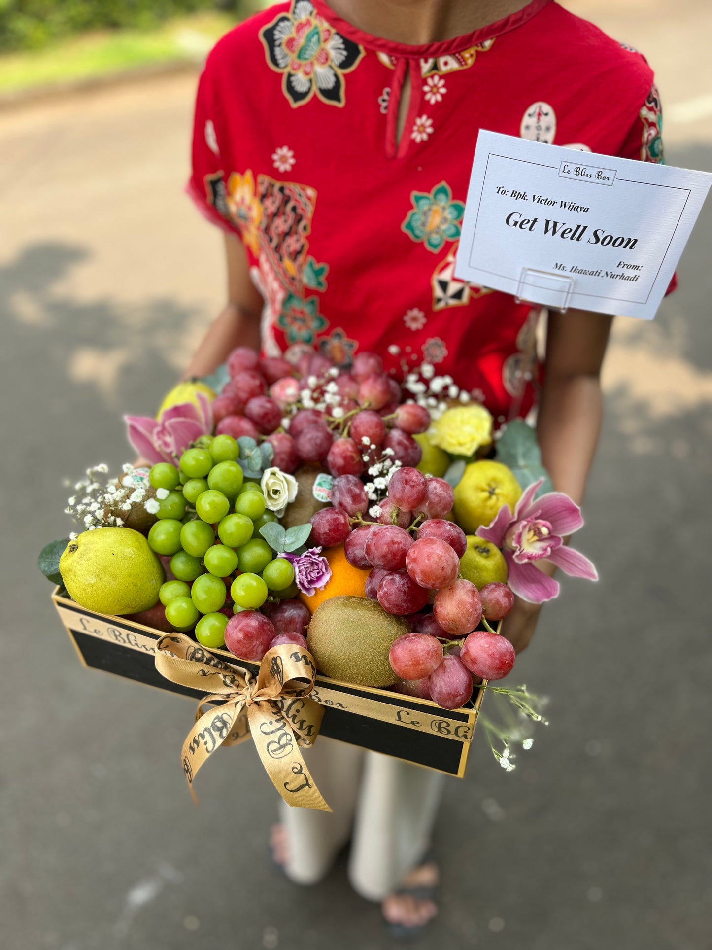 Parcel Buah Jakarta - Max Fruit Box dari Le Bliss Bouquet berisi berbagai buah segar premium yang ditata indah dengan bunga, sempurna untuk hadiah atau acara spesial