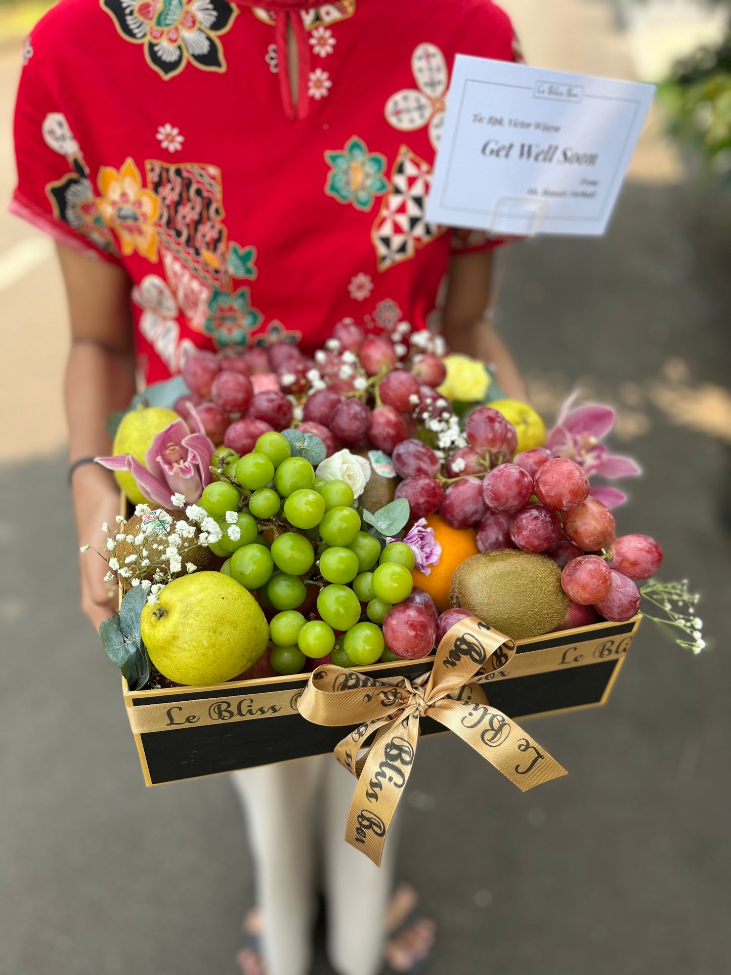 Parcel Buah Jakarta - Max Fruit Box dari Le Bliss Bouquet berisi berbagai buah segar premium yang ditata indah dengan bunga, sempurna untuk hadiah atau acara spesial